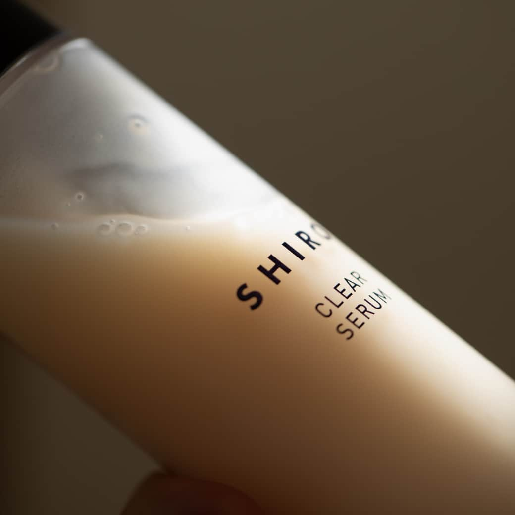 shiroさんのインスタグラム写真 - (shiroInstagram)「【SHIRO SKINCARE：酒かす米ぬかシリーズ】 「酒かす」の使うほどクリア肌*1へ導く力に「米ぬか」の強い保湿力が合わさり、今年の2月にバージョンアップした新定番『酒かす米ぬかシリーズ』。甘酒のような深みのある甘い香りで、心穏やかなスキンケアタイムに。  アミノ酸やコウジ酸、ミネラルなど100種類以上もの豊富な栄養成分を含む「酒かす」と、玄米がもつ大半の栄養成分が含まれている「米ぬか」が、まるで炊き立てのお米のようにふっくらとしたツヤ肌に仕上げます。  ラインナップは、何度も触れたくなるもっちりとした潤いを肌にもたらす「酒かす米ぬか化粧水」、素材のエキスを凝縮し、肌表面に磨き上げたようなツヤを与える「酒かす米ぬか美容液」、化粧水前の導入としても、スキンケアで与えた潤いを閉じ込める最後の蓋としても活躍する「酒かす米ぬかオイルインセラム」の3アイテム。紫外線や空気の乾燥などによって、ダメージを受けた肌にもすばやくなじみ、濃厚な栄養素を補給できるシリーズです。  SHIRO SKINCAREは同シリーズのライン使いのみならず、他の自然素材のアイテムと組み合わせて、その時々の肌の調子に合わせたステップを考えるのも楽しみ方のひとつ。 いつものステップに『酒かす米ぬかシリーズ』を取り入れて、外的ストレスにも負けない、吸い付くように潤うツヤ肌を実現させてください。  *1 潤いによる透明感のある肌 #SHIRO #SHIROskincare #酒かす米ぬかシリーズ」10月17日 17時30分 - shiro_japan