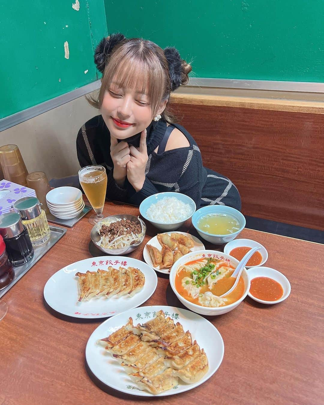 夕美しおんさんのインスタグラム写真 - (夕美しおんInstagram)「大大大大大大好きな餃子楼さん（@tokyogyouzarou_s ）にお邪魔しましたー！🥟🩷  しおんの一番好きな食べ物知ってますかー！  そう！餃子！🥟  そんな餃子好きなしおんがめっっっちゃくちゃ大好きなのが、餃子楼さんです> ·̫ <  食べたのは  焼き餃子(ニンニク入り) 焼きしそ餃子(一番おすすめ) 辛味噌スープ水餃子(感動！そして、止まらなくなる) 肉味噌もやし(当たり前に美味しい) 揚げ餃子(初めて食べた！) と、ライスとビール🍻🩷  ふたりで食べてめちゃくちゃおなかいっぱいになりました> ·̫ <  毎日食べたい߹ - ߹  おしゃれな街三軒茶屋にある餃子楼さん！みんなもいってみてね！  PR @tokyogyouzarou_s  #東京餃子楼三軒茶屋本店 #東京餃子 #三軒茶屋グルメ #三軒茶屋ランチ #三軒茶屋ディナー #三軒茶屋居酒屋 #餃子好き #餃子グルメ」10月17日 17時30分 - shion_yumi_