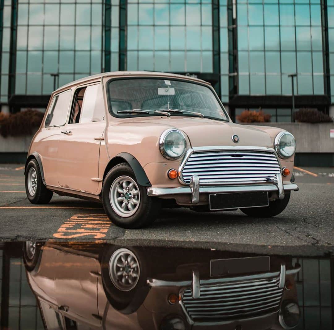 MINI Japanのインスタグラム：「「逆さMINI」を見つけた人はラッキーな1日になること、間違いなし❤！    #ClassicMini #MINIJapan」