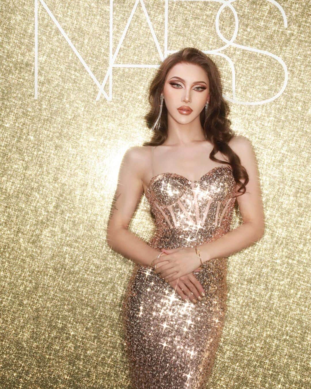 ギュテさんのインスタグラム写真 - (ギュテInstagram)「NARS Holiday Collection2023 Party🥂✨  コスメに合わせ、champagne goldなフル装備LOOKで参加してきました🌟過去1好き！！👑✨  ホリデーコレクションはホワイト×ゴールドのパッケージでワクワクした気分になるし、シックなカラーが特徴的なアイパレットがお気に入り！  @narscosmeticsjapan  @narsissist  #narsholidaycollection #pr」10月17日 17時32分 - kimgyutae_official