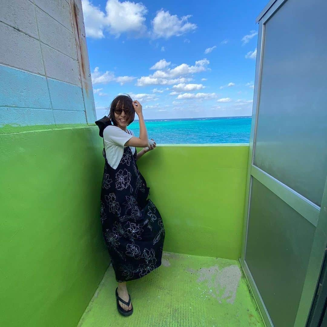 千佐真里奈さんのインスタグラム写真 - (千佐真里奈Instagram)「宮古島の旅は友だちが運転してくれたから 色んな場所へいけた🚗ありがたい〜〜  1日目は池間島辺りを観光しました  「海未来」で名物の紅芋もち あつあつモチモチ、素朴な味で 美味しかった!せっかくだから テラス席で食べたかったけど 笑っちゃうくらい強風だった〜〜  絶対に行きたかったのは 「雪塩ミュージアム」 お目当ては雪塩ソフトクリーム🍦 甘じょっぱいのだいすき。激うまでした!  観光スポットのハート岩も 見に行こうとしてたのだけど よくわからず結局辿り着けなかった😂  どこでみても、綺麗な海に 感動しっぱなし!  #旅行 #女子旅 #宮古島旅行 #宮古島観光 #宮古島観光スポット #宮古島グルメ #宮古ブルー #池間島 #池間大橋 #海未来 #紅芋もち #雪塩 #雪塩ミュージアム #雪塩ソフトクリーム #旅の記録 #思い出 #travel #travelphotography #miyakojima #okinawa #japan」10月17日 17時32分 - chisamusic