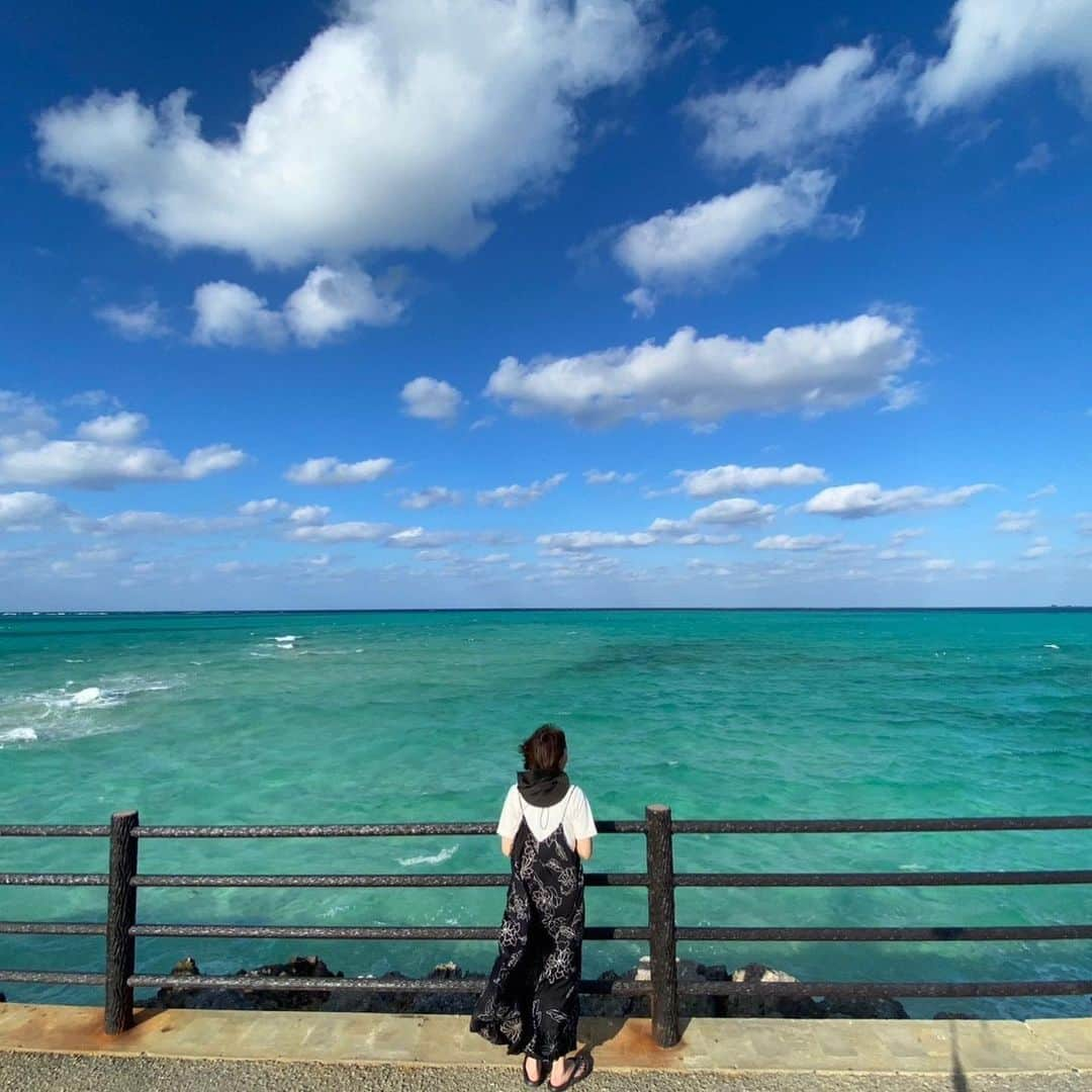 千佐真里奈さんのインスタグラム写真 - (千佐真里奈Instagram)「宮古島の旅は友だちが運転してくれたから 色んな場所へいけた🚗ありがたい〜〜  1日目は池間島辺りを観光しました  「海未来」で名物の紅芋もち あつあつモチモチ、素朴な味で 美味しかった!せっかくだから テラス席で食べたかったけど 笑っちゃうくらい強風だった〜〜  絶対に行きたかったのは 「雪塩ミュージアム」 お目当ては雪塩ソフトクリーム🍦 甘じょっぱいのだいすき。激うまでした!  観光スポットのハート岩も 見に行こうとしてたのだけど よくわからず結局辿り着けなかった😂  どこでみても、綺麗な海に 感動しっぱなし!  #旅行 #女子旅 #宮古島旅行 #宮古島観光 #宮古島観光スポット #宮古島グルメ #宮古ブルー #池間島 #池間大橋 #海未来 #紅芋もち #雪塩 #雪塩ミュージアム #雪塩ソフトクリーム #旅の記録 #思い出 #travel #travelphotography #miyakojima #okinawa #japan」10月17日 17時32分 - chisamusic