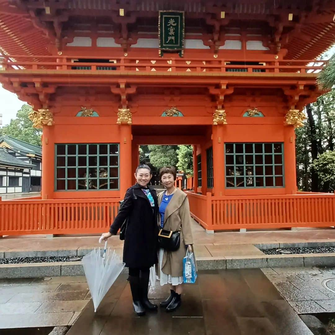 須藤美樹のインスタグラム：「10月15日新月の日に雨の中、穴八幡宮と秘密のなんでも叶える神社行ってきました⛩️  風水仲間のちゃこさんと雨だけと私達が参拝した後はそこだけ晴れて、龍神様が大歓迎してくれました🐲🐉🐲🐉⭐  この日は毎月恒例のパーティー🎉🥳  皆がひたすら楽しくて、悩みも吹き飛んでしまうそんな会にしたくて、その祈願に🤲  雨の日でも心は晴れ🌞  お悩みある人はなんでも話し聞くので連絡待ってまーす‼️📲😃❤️  来月もパーティーやるのでご参加お待ちしてまーす🎵  #神社 #穴八幡宮 #龍神 #パーティー #風水」