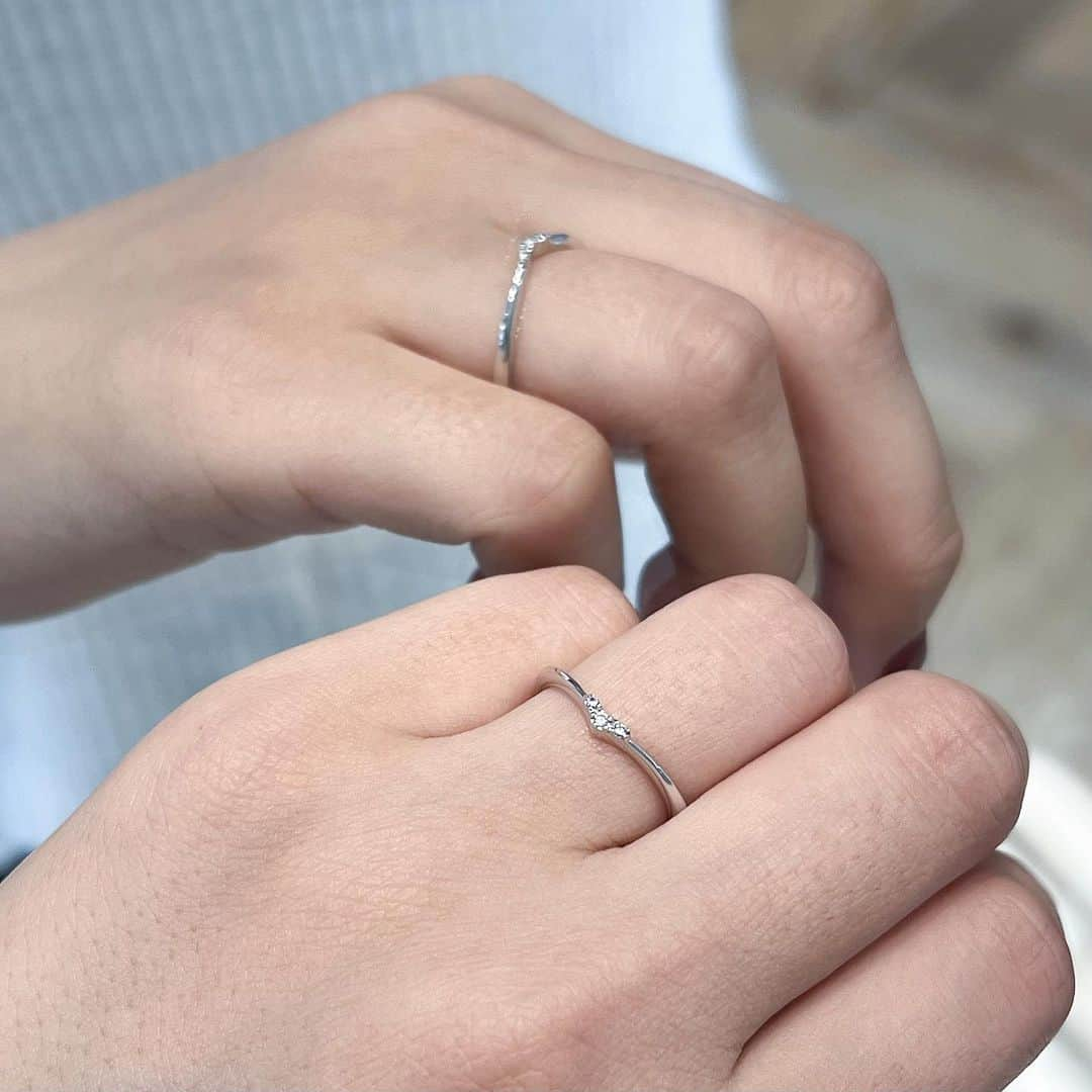 BIJOUPIKO(ビジュピコ)のインスタグラム：「重ね付けにぴったりなリングを４つご紹介💍 ． 上品でシンプルなデザインのリング💭 一つのリングでも輝きを放つ上、 重ね付けをした際にも主張しすぎることなく どのリングとも相性抜群のリングです✨ ． . 💍リング① ふたりまどろむ 陽の当たる場所 . ブランド：TOWA -永遠- リング名：日向 -ひなた- 素材：Pt950 価格：¥60,500 . 💍リング② - 灯り - いつもそばで見守るように ふたりを照らすあたたかな灯り . ブランド：PORTADA -ポルターダ- リング名：LYS -リュース- 素材：Pt950 価格：￥116,600〜 . 💍リング③ 17世紀から続く親しみやすい伝統的なスウィーツ。 ∞マークをかたどったチョコレートのように 永遠に続くとろけるような愛を・・・。 . ブランド：Desserts -デザート- リング名：Doughnut -ドーナツ- 素材：Pt950 価格：¥253,000 . 💍リング④ -成長する- ふたりが持つたくさんの種は やがて芽になり大きな幸せの実を付ける . ブランド：EITO -エイト- リング名：Grow -グロウ- 素材：Pt950 価格：¥152,900 . ※価格は税込表記。ERは枠代のみ。 . ． 来店特典でAmazonギフトカード3,000円分を プレゼントしています✨ ※一部店舗はケンズカフェ東京のガトーショコラ引換券プレゼント ▼来店予約はこちらから @bijoupiko_official ． ． この投稿いいねと思ったら❤️をタップ、 後から見返したいときは保存、 誰かに教えたいときにはシェアしてください🫶 . . #ビジュピコ #bijoupiko #結婚指輪 #婚約指輪 #ブライダルリング #マリッジリング #エンゲージリング #ウェディング #プロポーズ #サプライズ #指輪選び #指輪探し #結婚式準備 #結婚準備 #プレ花嫁 #プレ花嫁準備 #卒花嫁 #結婚準備 #前撮り #婚約指輪探し #結婚指輪探し #プラチナリング #エタニティリング #シンプルネイル #ブライダルネイル #2023秋婚 #2023冬婚 #2024春婚 #全国のプレ花嫁さんと繋がりたい #日本中のプレ花嫁さんと繋がりたい」