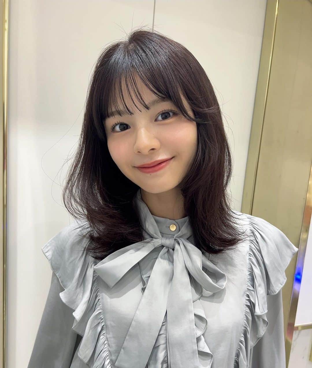 本間日陽のインスタグラム：「🍂  秋らしくなってきました〜！ 〇〇の秋、何していますか？  わたしは食欲の秋、読書の秋📖 いろいろしています…♡ コメントで教えてください〜🎧  newcolorは、ピンク系ブラウン🩰 みほさんいつもありがとうございますっ #ボブヘア #ボブヘアアレンジ」