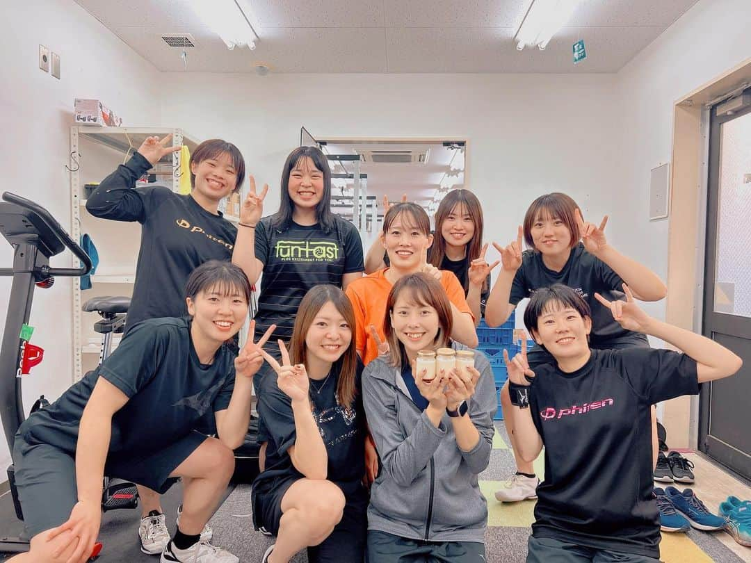 吉岡可奈さんのインスタグラム写真 - (吉岡可奈Instagram)「. チームでお誕生日のお祝いしてもらいました✨ ありがとうございました🙇‍♀️🌸 28歳のオババ〜👏 な〜んて言葉がチラホラ聞こえたけど 聞かなかったことにしーとこ👻 . . #ヴィアーレ兵庫 #ノバック #きつねポーズしてる #かわい子ちゃん達が #1番いじってきた」10月17日 17時43分 - kana_yoshio