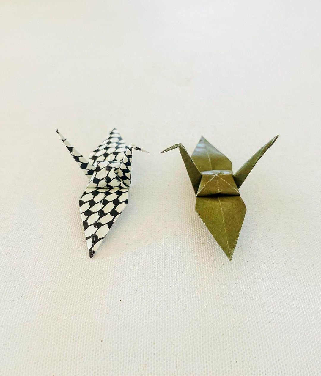 Shing02さんのインスタグラム写真 - (Shing02Instagram)「e22.com/opc updated "operation peace crane" for the first time in 13years, an origami project I started 20years ago. It was also featured on DPM book by @mahahardy of @maharishi   The pattern on the left is the fishnet keffiyeh of Palestine. It is symbolic of its history and solidarity. The olive color on the right is the Israeli uniform which curiously never officially adopted a camouflage pattern, partly due to concerns of friendly fire. Please enjoy the project and spread the message of peace 🕊️ I hope to elaborate on the other updates I made soon. ✌️」10月17日 17時40分 - shing02gram