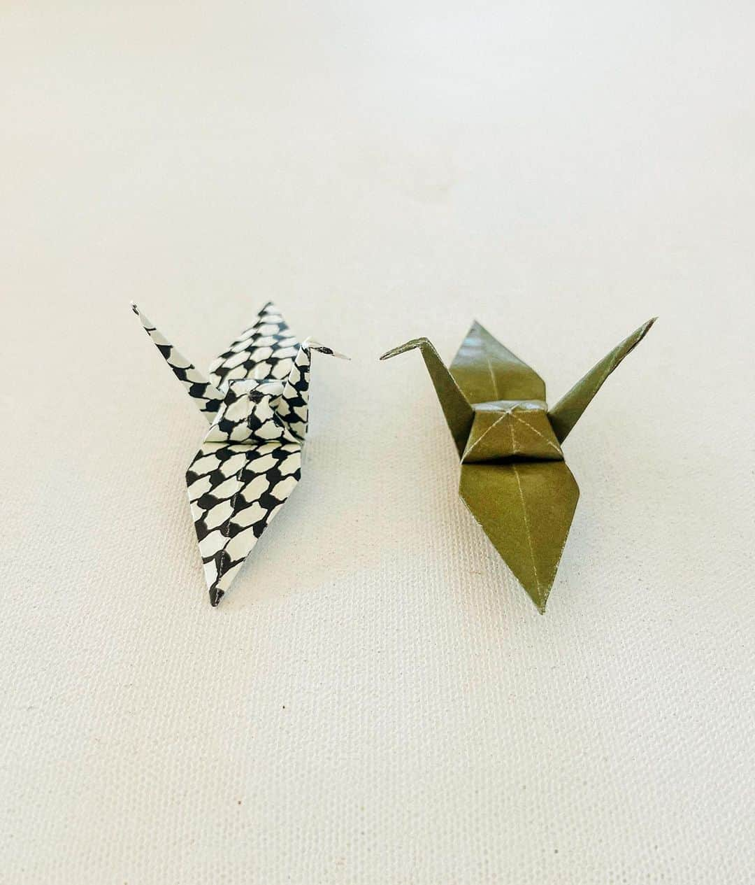 Shing02のインスタグラム：「e22.com/opc updated "operation peace crane" for the first time in 13years, an origami project I started 20years ago. It was also featured on DPM book by @mahahardy of @maharishi   The pattern on the left is the fishnet keffiyeh of Palestine. It is symbolic of its history and solidarity. The olive color on the right is the Israeli uniform which curiously never officially adopted a camouflage pattern, partly due to concerns of friendly fire. Please enjoy the project and spread the message of peace 🕊️ I hope to elaborate on the other updates I made soon. ✌️」