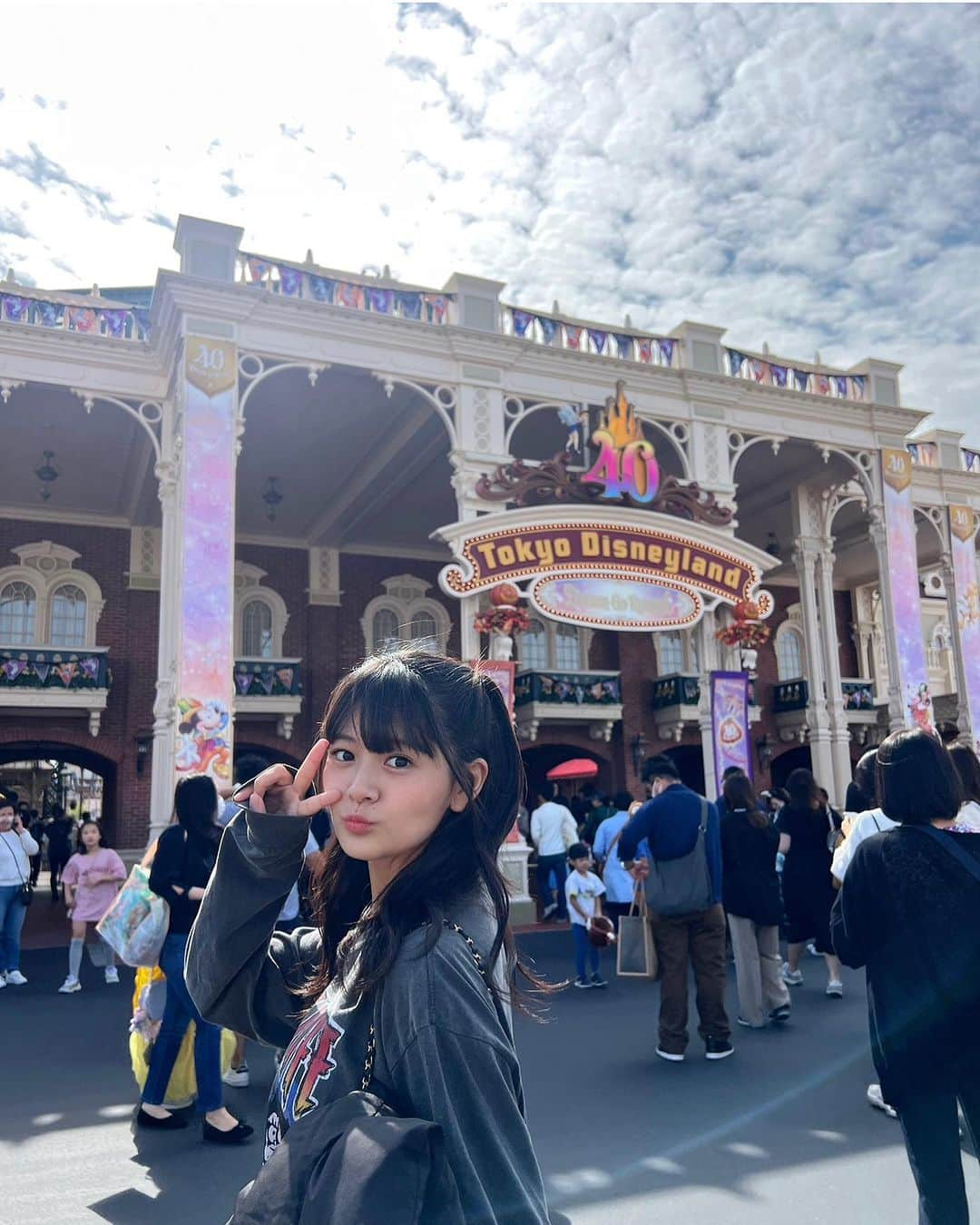 伊與田綾音のインスタグラム：「7ヶ月ぶりにディズニーランドに行ってきました🏰🌙 ハロウィン&クリスマスのバージョンになったアトラクションやカチューシャやフードがあって 人いっぱいだった！！  #東京ディズニーランド #東京ディズニーリゾート#disney  #40周年 #夢の国 #ネズミーランド #カチューシャ #シンデレラ城 #ハロウィン  #ljcの素敵な思い出 #jcブランド #09  #映え #伊與田綾音 #秋コーデ #中学3年生 #コーデ#おすすめ」