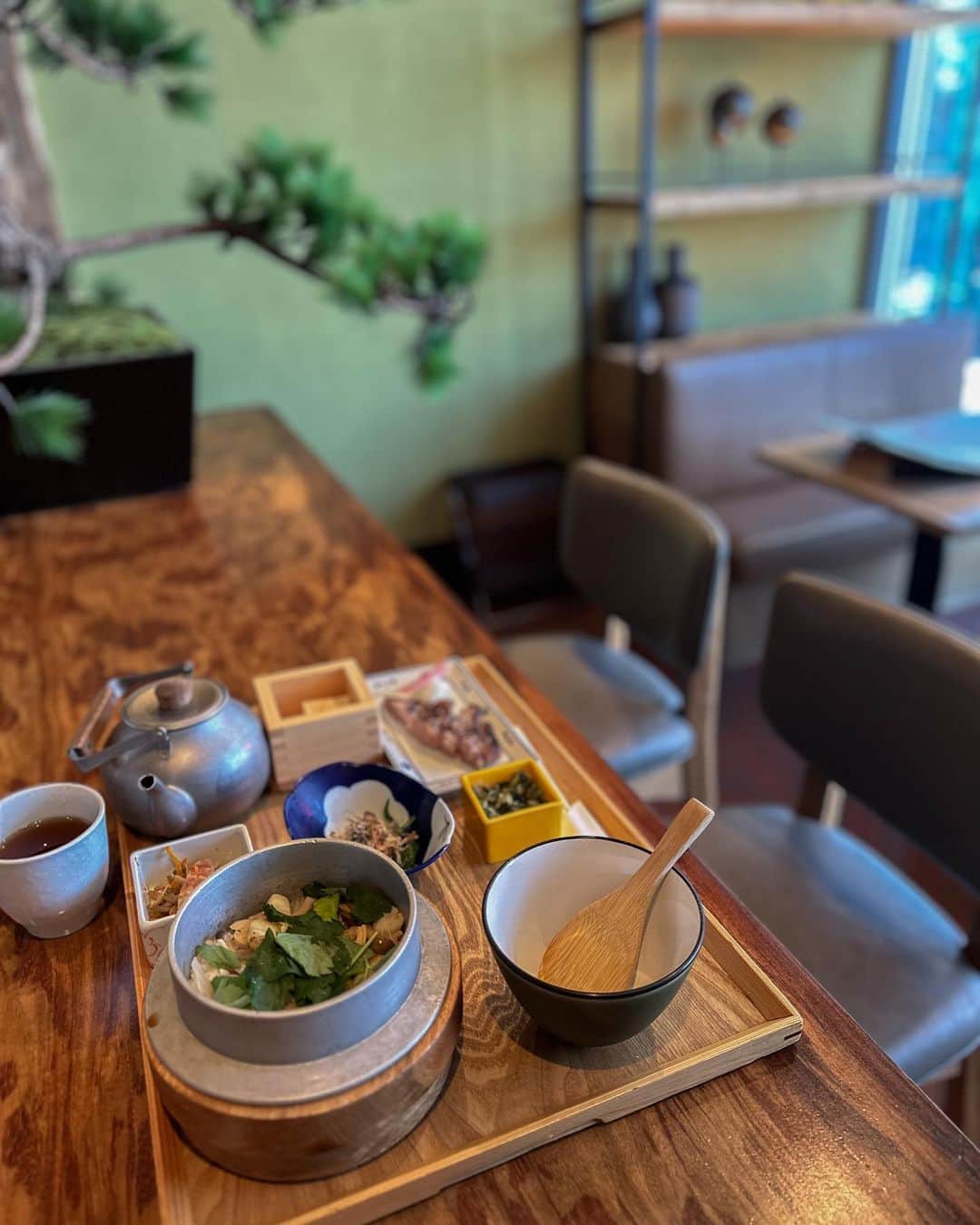 l.lily1013さんのインスタグラム写真 - (l.lily1013Instagram)「食欲がとまらない秋🍁🍂 美味しいものたくさんあるよね✨  渋谷ヒカリエに6Fにある 和食時々酒 ときのとき  で、1日15食限定の 青森県むつ湾産　ほたての羽釜ごはん　御膳 を食べてきた😚🍴💓  帆立が贅沢にゴロゴロ入った羽釜ごはんは ホクホクの湯気が〜✨ 和食ってほんとほっこりするよねー🥹💕 後半出汁をかけてお茶漬けに♨️ さらにほっこり🥹✨沁みる！！  豚の味噌漬けも副菜も全部美味しかったから リアルにまた利用する😚  ヒカリエレストラン街で ”秋の飲食フェア“ #撮れ感グルメ を開催してたよ🍁 10月12日（木）～11月5日（日）まで 各店舗で秋らしい今だけのメニューを味わえるみたい🥰  他の店舗も気になる🥹  #PR#渋谷ヒカリエ#撮れ感グルメ＃渋谷グルメ#Hikarie#秋グルメ#和食#定食ごはん##和食ランチ #渋谷ランチ #渋谷グルメ #washokulovers #shibuyalunch #和食屋 #定食ランチ #定食好きな人と繋がりたい #出汁茶漬け #羽釜ごはん #食欲の秋」10月17日 17時51分 - l.lily1013