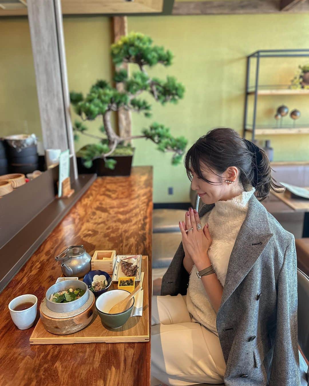 l.lily1013さんのインスタグラム写真 - (l.lily1013Instagram)「食欲がとまらない秋🍁🍂 美味しいものたくさんあるよね✨  渋谷ヒカリエに6Fにある 和食時々酒 ときのとき  で、1日15食限定の 青森県むつ湾産　ほたての羽釜ごはん　御膳 を食べてきた😚🍴💓  帆立が贅沢にゴロゴロ入った羽釜ごはんは ホクホクの湯気が〜✨ 和食ってほんとほっこりするよねー🥹💕 後半出汁をかけてお茶漬けに♨️ さらにほっこり🥹✨沁みる！！  豚の味噌漬けも副菜も全部美味しかったから リアルにまた利用する😚  ヒカリエレストラン街で ”秋の飲食フェア“ #撮れ感グルメ を開催してたよ🍁 10月12日（木）～11月5日（日）まで 各店舗で秋らしい今だけのメニューを味わえるみたい🥰  他の店舗も気になる🥹  #PR#渋谷ヒカリエ#撮れ感グルメ＃渋谷グルメ#Hikarie#秋グルメ#和食#定食ごはん##和食ランチ #渋谷ランチ #渋谷グルメ #washokulovers #shibuyalunch #和食屋 #定食ランチ #定食好きな人と繋がりたい #出汁茶漬け #羽釜ごはん #食欲の秋」10月17日 17時51分 - l.lily1013