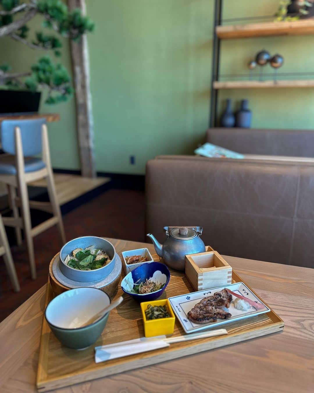 l.lily1013さんのインスタグラム写真 - (l.lily1013Instagram)「食欲がとまらない秋🍁🍂 美味しいものたくさんあるよね✨  渋谷ヒカリエに6Fにある 和食時々酒 ときのとき  で、1日15食限定の 青森県むつ湾産　ほたての羽釜ごはん　御膳 を食べてきた😚🍴💓  帆立が贅沢にゴロゴロ入った羽釜ごはんは ホクホクの湯気が〜✨ 和食ってほんとほっこりするよねー🥹💕 後半出汁をかけてお茶漬けに♨️ さらにほっこり🥹✨沁みる！！  豚の味噌漬けも副菜も全部美味しかったから リアルにまた利用する😚  ヒカリエレストラン街で ”秋の飲食フェア“ #撮れ感グルメ を開催してたよ🍁 10月12日（木）～11月5日（日）まで 各店舗で秋らしい今だけのメニューを味わえるみたい🥰  他の店舗も気になる🥹  #PR#渋谷ヒカリエ#撮れ感グルメ＃渋谷グルメ#Hikarie#秋グルメ#和食#定食ごはん##和食ランチ #渋谷ランチ #渋谷グルメ #washokulovers #shibuyalunch #和食屋 #定食ランチ #定食好きな人と繋がりたい #出汁茶漬け #羽釜ごはん #食欲の秋」10月17日 17時51分 - l.lily1013