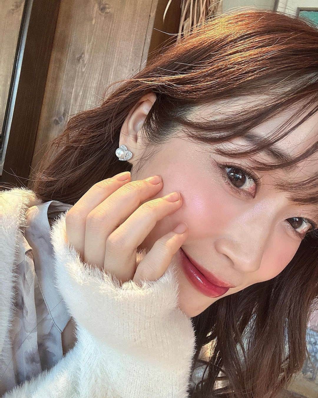 牧野結美さんのインスタグラム写真 - (牧野結美Instagram)「Heart Pearl pierce💗  キラキラと輝くハートに アシンメトリーについているパールが 絶妙なバランス🪞✨ @anche_official のピアスです🫶🏻🌸  デイリー使いしやすいサイズ感だし、 どんなテイストのお洋服にも合わせやすいので ヘビロテしてます〜🥰  デニムなどカジュアルスタイルに こちらのピアスをつけるのも可愛いと思う❣️  #anche #アンシェ #パールピアス #デイリーアクセ #ハートピアス #キラキラピアス #大人可愛いアクセサリー #大人かわいいアクセサリー #大人可愛いピアス #大人かわいいピアス #アラサーol #きれいめファッション # PR」10月17日 17時51分 - yumi_makino_