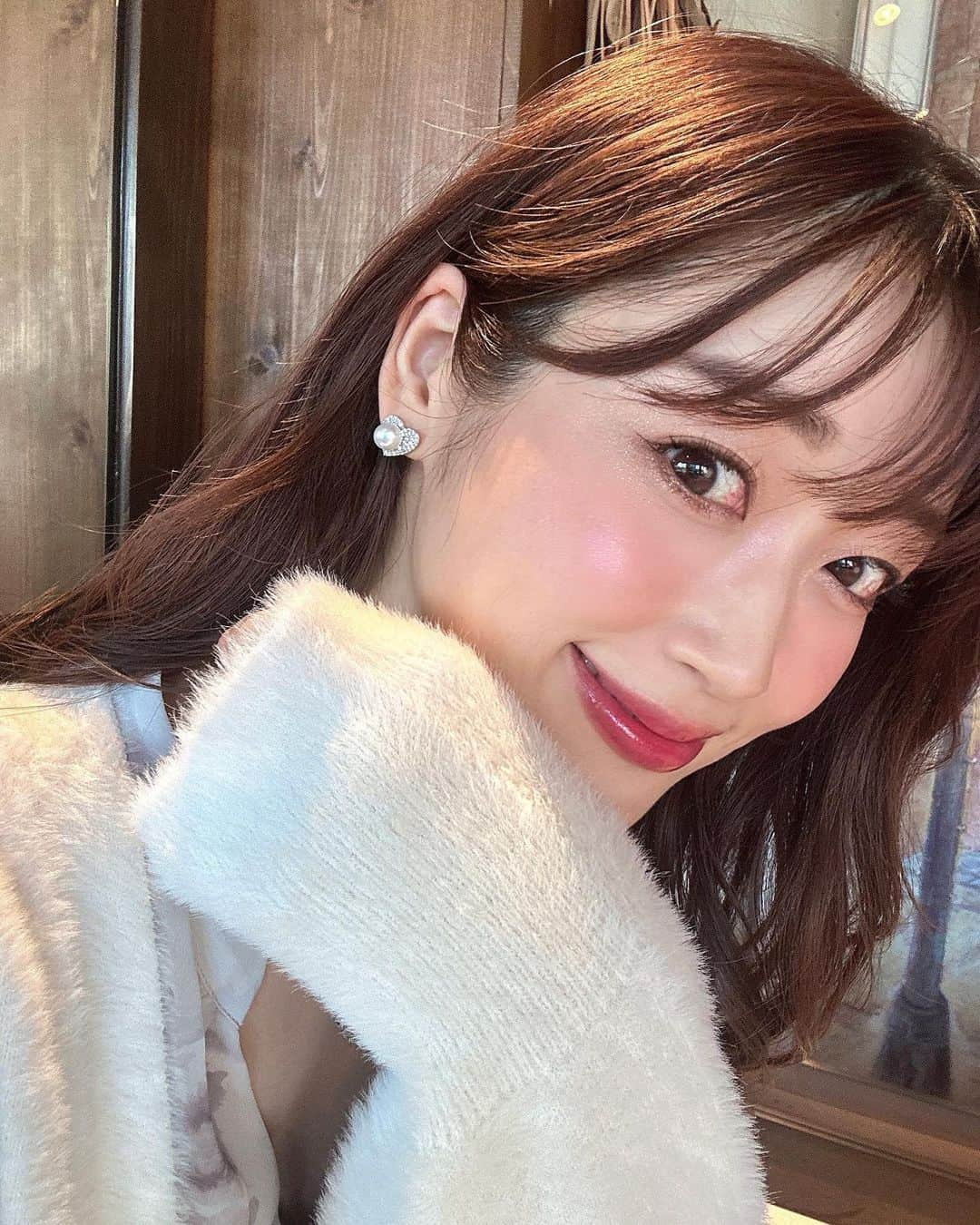 牧野結美さんのインスタグラム写真 - (牧野結美Instagram)「Heart Pearl pierce💗  キラキラと輝くハートに アシンメトリーについているパールが 絶妙なバランス🪞✨ @anche_official のピアスです🫶🏻🌸  デイリー使いしやすいサイズ感だし、 どんなテイストのお洋服にも合わせやすいので ヘビロテしてます〜🥰  デニムなどカジュアルスタイルに こちらのピアスをつけるのも可愛いと思う❣️  #anche #アンシェ #パールピアス #デイリーアクセ #ハートピアス #キラキラピアス #大人可愛いアクセサリー #大人かわいいアクセサリー #大人可愛いピアス #大人かわいいピアス #アラサーol #きれいめファッション # PR」10月17日 17時51分 - yumi_makino_