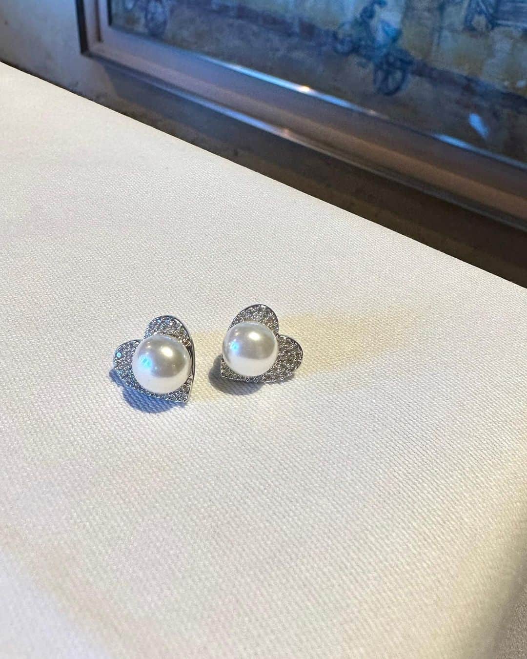 牧野結美さんのインスタグラム写真 - (牧野結美Instagram)「Heart Pearl pierce💗  キラキラと輝くハートに アシンメトリーについているパールが 絶妙なバランス🪞✨ @anche_official のピアスです🫶🏻🌸  デイリー使いしやすいサイズ感だし、 どんなテイストのお洋服にも合わせやすいので ヘビロテしてます〜🥰  デニムなどカジュアルスタイルに こちらのピアスをつけるのも可愛いと思う❣️  #anche #アンシェ #パールピアス #デイリーアクセ #ハートピアス #キラキラピアス #大人可愛いアクセサリー #大人かわいいアクセサリー #大人可愛いピアス #大人かわいいピアス #アラサーol #きれいめファッション # PR」10月17日 17時51分 - yumi_makino_