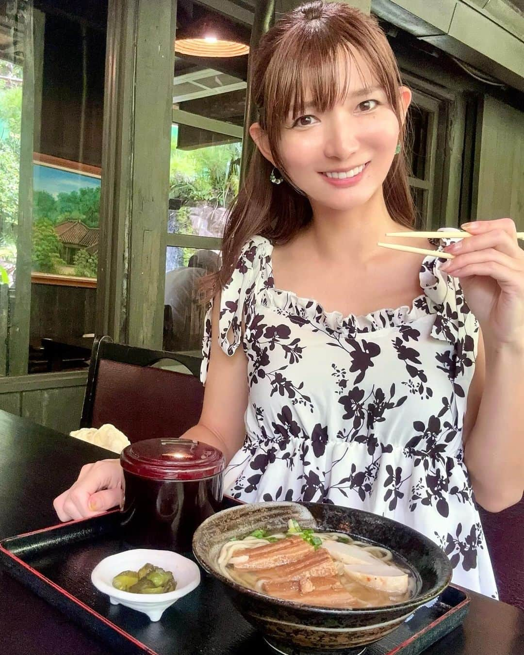 中谷あすみのインスタグラム：「大家（うふや〜） @ufuya.okinawa さんの 沖縄そば&ジューシーのセット美味しかったなー🫶  #okinawa #大家 #沖縄北部 #沖縄旅行 #沖縄そば #沖縄グルメ #古民家レストラン #名護ランチ #あすみ旅 #okinawatrip」