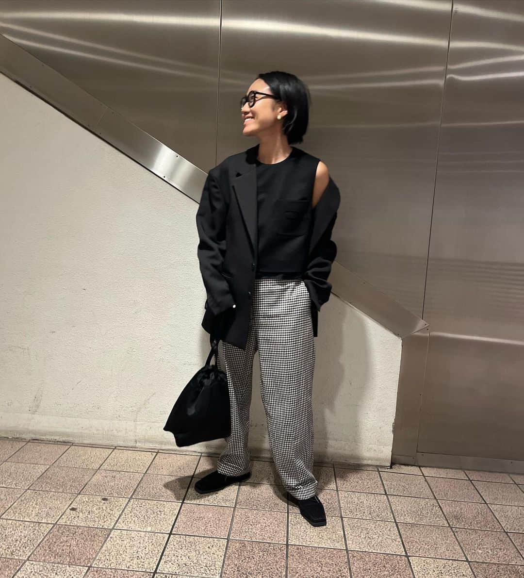 金子綾のインスタグラム：「today's... #ootd  #akcloset   随分と前に買ったメガネ👓 ちなみに老眼用にストックも買ってあるのです🤭」