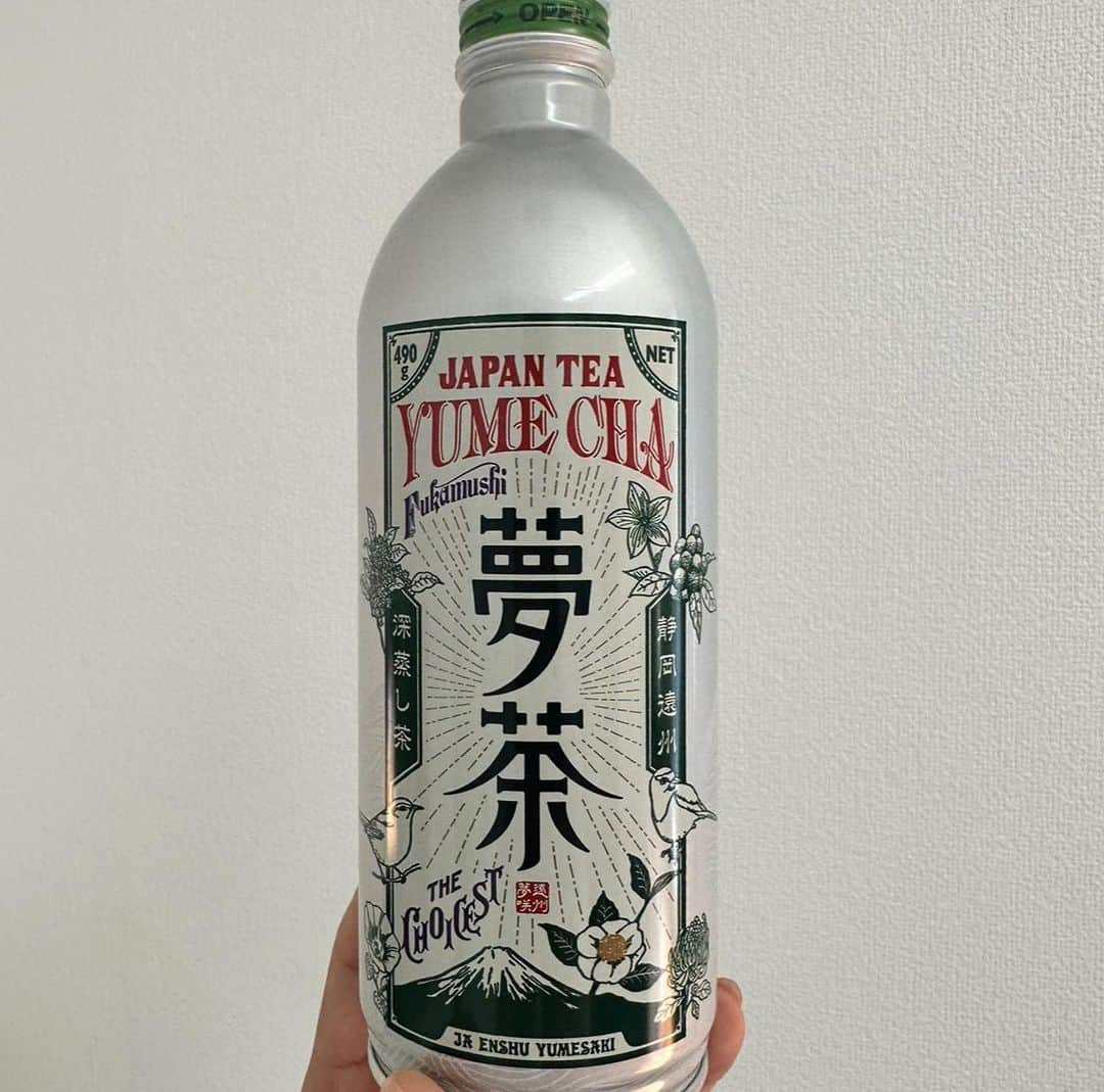 内山絵里加さんのインスタグラム写真 - (内山絵里加Instagram)「・ ・ 先月行われたJA遠州夢咲 ちゃぐりんフェスタ家の光大会 小島よしおさんと食育・食農をテーマにトークを させていただきました🌱 小島さんの野菜の知識がほんとうに豊かで こどもたちのたくさんの質問に なんでも易しく答えていて 大人の私まで、おもわずへぇ〜！の連続でした🥕 ・ JA遠州夢咲は 夢が咲くと書く、夢咲🌸 素敵ですよね！ JA遠州夢咲のお茶・夢茶も （ボトルデザインも素敵！） 夢咲こしひかりも ほんとうに、夢のようにおいしいです🫶 先日、夢咲牛をすき焼きにしていただきました🍲 それはもう、とろける旨みと上品な脂🥩 夢を見ているようにうっとりしてしまう美味しさでした🤤 ・ これからも、JA遠州夢咲の おいしいものをいただきながら 健やかに🌱 自分の夢も咲かせてゆきたいなと思います🌸 ・ #JA #JA遠州夢咲 #夢茶 #夢咲牛 #夢咲こしひかり #小島よしおさん  #食育 #ぴーや」10月17日 17時44分 - erika.uchiyama1129