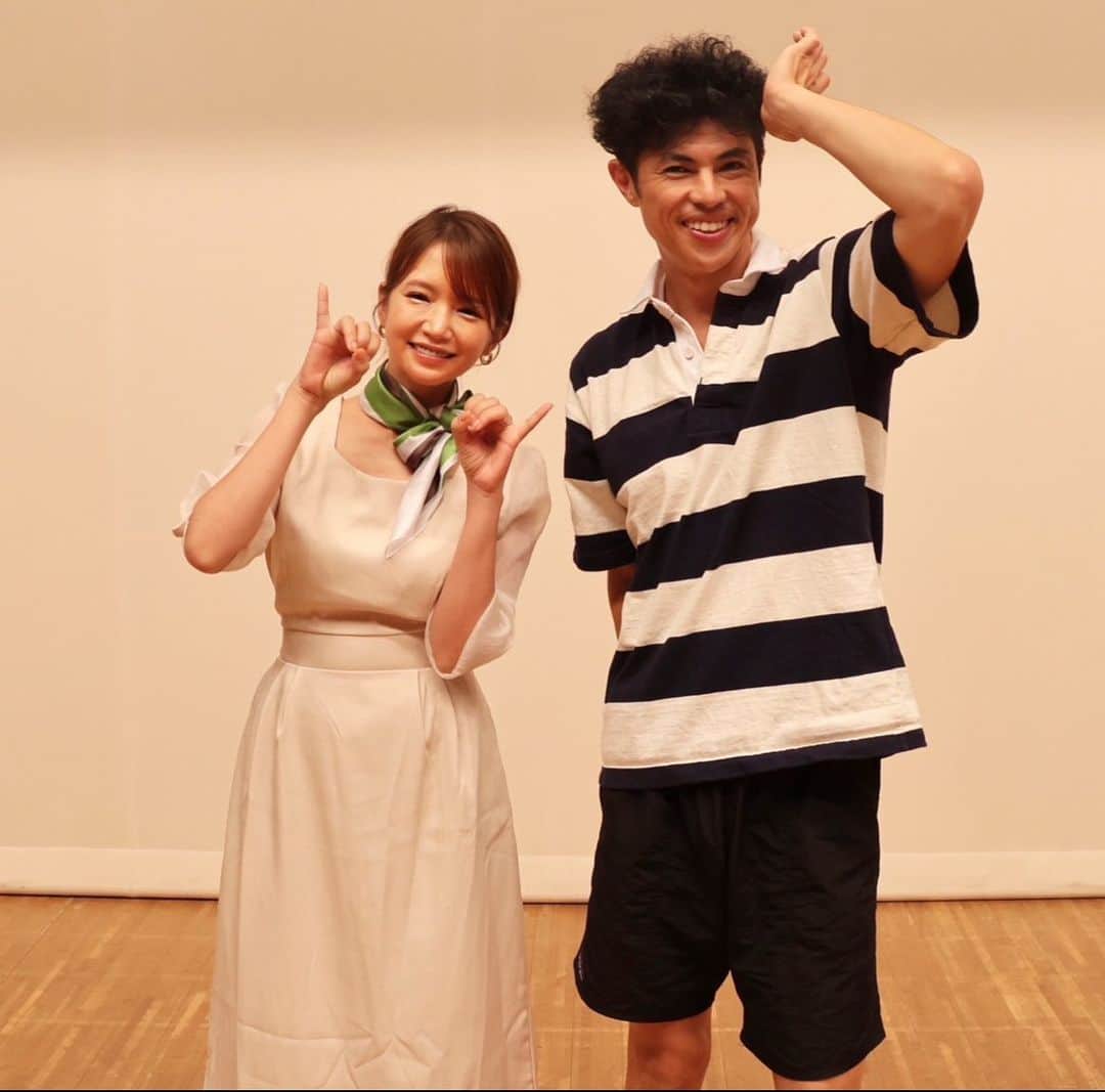 内山絵里加のインスタグラム：「・ ・ 先月行われたJA遠州夢咲 ちゃぐりんフェスタ家の光大会 小島よしおさんと食育・食農をテーマにトークを させていただきました🌱 小島さんの野菜の知識がほんとうに豊かで こどもたちのたくさんの質問に なんでも易しく答えていて 大人の私まで、おもわずへぇ〜！の連続でした🥕 ・ JA遠州夢咲は 夢が咲くと書く、夢咲🌸 素敵ですよね！ JA遠州夢咲のお茶・夢茶も （ボトルデザインも素敵！） 夢咲こしひかりも ほんとうに、夢のようにおいしいです🫶 先日、夢咲牛をすき焼きにしていただきました🍲 それはもう、とろける旨みと上品な脂🥩 夢を見ているようにうっとりしてしまう美味しさでした🤤 ・ これからも、JA遠州夢咲の おいしいものをいただきながら 健やかに🌱 自分の夢も咲かせてゆきたいなと思います🌸 ・ #JA #JA遠州夢咲 #夢茶 #夢咲牛 #夢咲こしひかり #小島よしおさん  #食育 #ぴーや」
