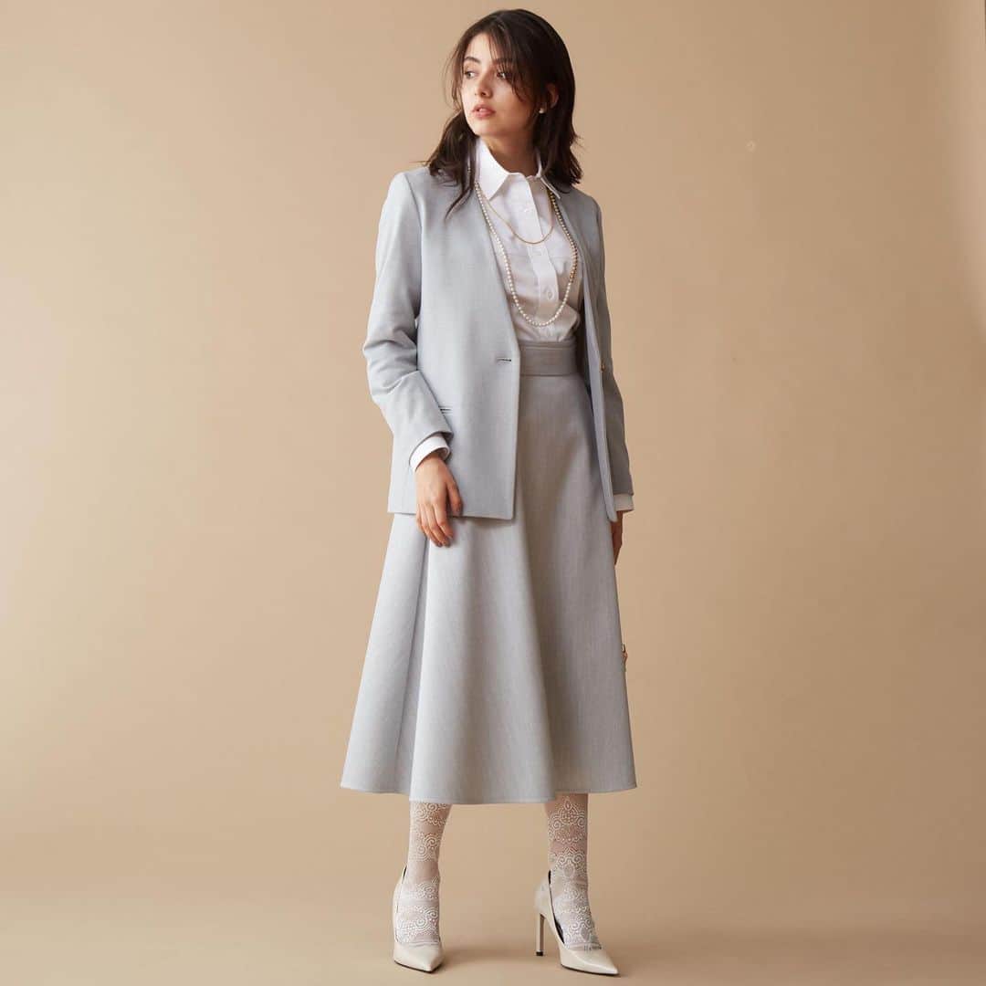 のインスタグラム：「"GRAY"  今季のTIARAおすすめカラーは"GRAY"🩶  暖かみのある柔らかいグレーは、 用途を選ばずお仕事からお出掛けまで使える万能カラーです。  ベーシックカラーでありながら、 コーディネートに1アイテム追加するだけで、こなれ感のある大人のお洒落に✨  そろそろ本格的に暖かいアイテムが欲しくなる季節。。。 ぜひTIARAのアイテムで秋冬のお洒落をお楽しみください🍂」
