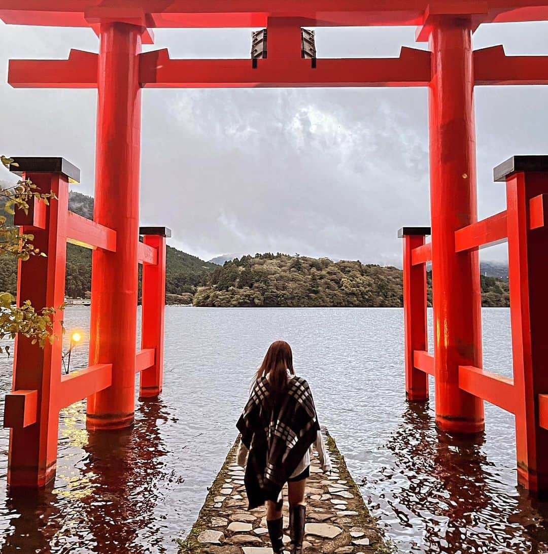 宮崎華帆さんのインスタグラム写真 - (宮崎華帆Instagram)「_ 鳥居で写真撮るために40分くらい並んだ🥹 夕方にかけて寒くなりぶるぶる((((；ﾟДﾟ)))) 別のアングルからも鳥居⛩  今日は免許更新に行くか衣替えするか悩んでやっと衣替え出来ました＼(^o^)／✌️ビニール袋3つはもお処分です😵 免許更新は今週中には絶対に行かなければ🥹🥹 . . . 🍁おなみの10月𝕤𝕔𝕙𝕖𝕕𝕦𝕝𝕖🌰 🚴20日 平塚競輪 🚴21日 平塚競輪 🚴22日 平塚競輪 🚴26日 小松島競輪CS🌙 🚴27日 小松島競輪CS🌙 🚴28日 小松島競輪CS🌙」10月17日 17時45分 - seto09nami