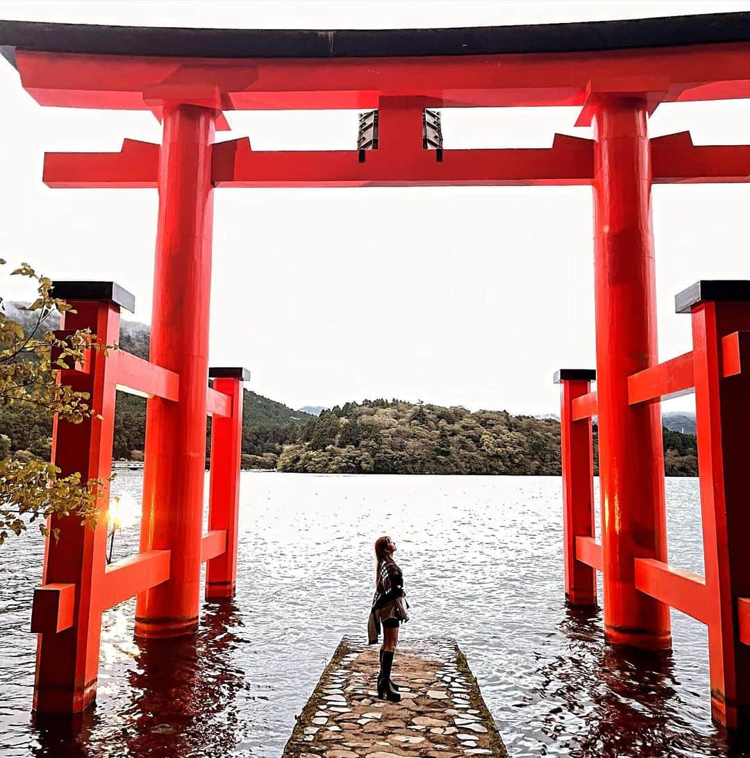 宮崎華帆さんのインスタグラム写真 - (宮崎華帆Instagram)「_ 鳥居で写真撮るために40分くらい並んだ🥹 夕方にかけて寒くなりぶるぶる((((；ﾟДﾟ)))) 別のアングルからも鳥居⛩  今日は免許更新に行くか衣替えするか悩んでやっと衣替え出来ました＼(^o^)／✌️ビニール袋3つはもお処分です😵 免許更新は今週中には絶対に行かなければ🥹🥹 . . . 🍁おなみの10月𝕤𝕔𝕙𝕖𝕕𝕦𝕝𝕖🌰 🚴20日 平塚競輪 🚴21日 平塚競輪 🚴22日 平塚競輪 🚴26日 小松島競輪CS🌙 🚴27日 小松島競輪CS🌙 🚴28日 小松島競輪CS🌙」10月17日 17時45分 - seto09nami