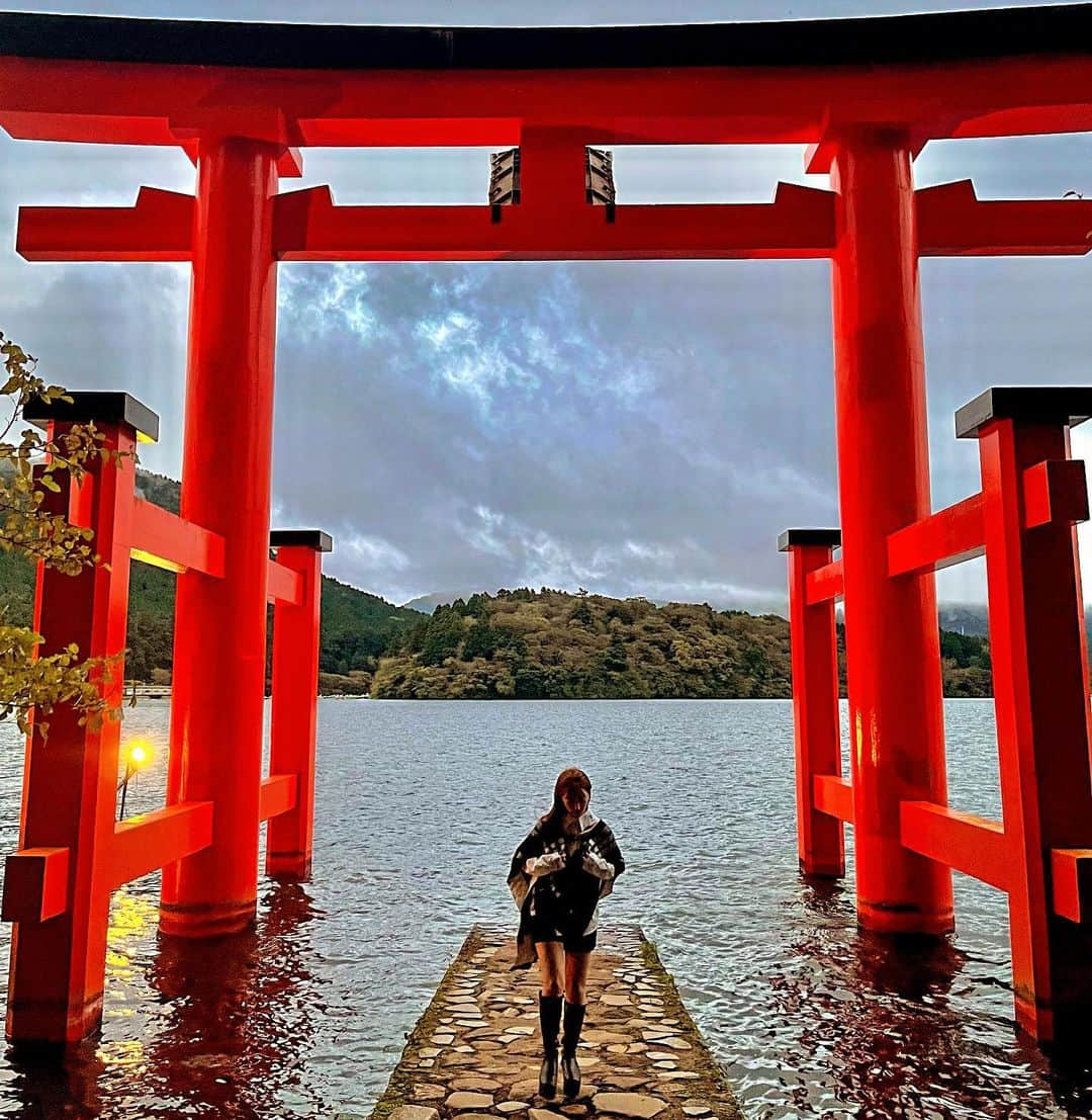 宮崎華帆のインスタグラム：「_ 鳥居で写真撮るために40分くらい並んだ🥹 夕方にかけて寒くなりぶるぶる((((；ﾟДﾟ)))) 別のアングルからも鳥居⛩  今日は免許更新に行くか衣替えするか悩んでやっと衣替え出来ました＼(^o^)／✌️ビニール袋3つはもお処分です😵 免許更新は今週中には絶対に行かなければ🥹🥹 . . . 🍁おなみの10月𝕤𝕔𝕙𝕖𝕕𝕦𝕝𝕖🌰 🚴20日 平塚競輪 🚴21日 平塚競輪 🚴22日 平塚競輪 🚴26日 小松島競輪CS🌙 🚴27日 小松島競輪CS🌙 🚴28日 小松島競輪CS🌙」