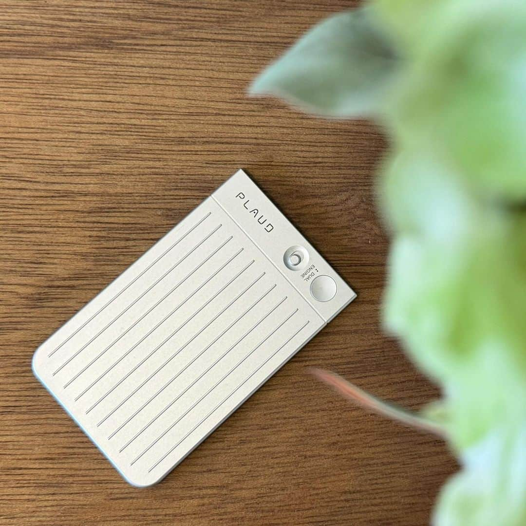 松村太郎さんのインスタグラム写真 - (松村太郎Instagram)「New gadget records high-quality voice and call, and text-to-speech with OpenAI tech. Thinnest cloud-empowered voice recorder.   Called #PLAUDnote  #プラウドノート という超薄型ボイスレコーダー。DVD品質（1.5Mbps）のノイズキャンセリング音声を録音、もしくは通話録音し、AIで文字起こしから要約までワンタッチ。  #ShotoniPhone」10月17日 17時45分 - taromatsumura