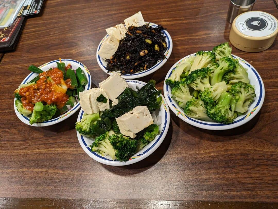 大和ヒロシさんのインスタグラム写真 - (大和ヒロシInstagram)「野菜が腹一杯食べたくなったのでステーキガスト！  ノンオイルドレッシングだけでなくポン酢やトマトソースなども充実していて、しかも豆腐と枝豆でたんぱく質も摂れて大満足です！」10月17日 17時46分 - yamatohiroshi