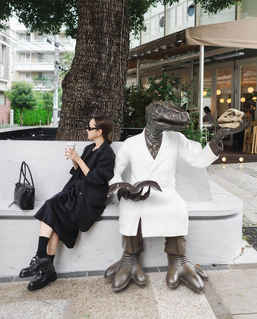 翁安芸さんのインスタグラム写真 - (翁安芸Instagram)「Date🫶🏻🦖📖🤍  Jacket #timelesswoman  Skirt #vince Sunglasses&Bag #prada #プラダ Shoes #hermes #hermesshoes  Necklace #fivethirtypark  Socks #commedesgarcons   #akiweng #翁安芸 #tokyo #outfit #allblackoutfit」10月17日 17時46分 - akinyc