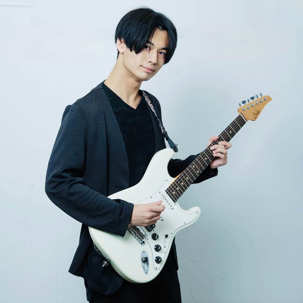 のインスタグラム：「こんばんは！  『感情直結型ギタリスト』西川進です！！  新シリーズを始めます！！  「Emö SensatioN 10月の一推しミュージシャン！！」  今回は石神遼太郎 / Ishigami Ryotaro（Guitar / Composer）です！！  ＿＿＿＿＿＿＿＿＿＿＿＿＿＿＿＿＿＿＿＿  石神遼太郎 / Ishigami Ryotaro  Guitar / Composer  【参加アーティストレコーディング】 麻倉もも/holoLive/でんぱ組.inc/IdolyPride/アンスリューム  【参加アーティスト　TV】 広瀬彩海（ex.こぶしファクトリー）  千葉県出身 9 歳からギターを始める。 2020 年に洗足音楽大学に入学。  アニソン、ロック、フュージョンなど幅広いジャンルを得意としている。 サポートギタリスト、作編曲家、ミックス・マスタリングエンジニアとして活動中。  現在、若杉果歩 presents 「メトロポリスと月光虫」に出演決定！ https://twitter.com/_K_A_H_O_10/status/1713482188942160205  プロフィール https://emosensation.com/ishigami-ryotaro/  ライブ、レコーディング、出演依頼等、オファーは下記アドレスまでお問い合わせください！！ info@emosensation.com  ＿＿＿＿＿＿＿＿＿＿＿＿＿＿＿＿＿＿＿  はい！！  Emö SensatioN オーディション 2023☆で、 数多い応募者の中から選ばれました。  超絶テクニックの持ち主で、 若杉果歩さんのサポートも決まりました！！  期待の若手新人です！！  「石神遼太郎」をよろしくお願いいたします。  ＿＿＿＿＿＿＿＿＿＿＿＿＿＿＿＿＿＿＿ ＿＿＿＿＿＿＿＿＿＿＿＿＿＿＿＿＿＿＿  株式会社 Emö SensatioN（Smash Room Group） ミュージシャン部門！始動！！  派手な出だしではありませんが、  若手新人「次世代ミュージシャン」をコンセプトとして、  しっかり地に足をつけて動いていきます。  https://emosensation.com/company/  すでに、 ドラマーの西沢拓海が D-LITEさんのライブツアーサポートを務めたり、  みんなそれぞれ動き始めています。  ありがたいことに、 各方面から好評をいただいております。  みなさま Emö SensatioNミュージシャンを 何卒よろしくお願いいたします！！  ＿＿＿＿＿＿＿＿＿＿＿＿＿＿＿＿＿＿＿  株式会社 Emö SensatioN（Smash Room Group）は、  サポートミュージシャン  （特に！！ベーシスト、キーボーディスト）を急募します！！  応募はこちらから！！  https://emosensation.com/wanted/  Smash Room Group https://smashroom.com  今日と明日がみなさまにとって素敵な一日となりますように、、、。  #ミルベストショット #柴犬　#豆柴  ＿＿＿＿＿＿＿＿＿＿＿＿＿＿＿＿＿＿＿＿＿ ＿＿＿＿＿＿＿＿＿＿＿＿＿＿＿＿＿＿＿＿＿  #ミル #愛犬　#白豆柴 #白い豆柴   #sayuras　#サユラス　#西川進　#ギター #ギタリスト　#guitarist #サウンドプロデュース #スマッシュルーム　#SmashRoom #サポートミュージシャン  #レコーディング　#ソロ　#EmöSensatioN　#エモセンセイション　  #ギター教室 #音楽教室 #レッスン #スクール #エモスク  #演奏　#楽器　#音楽」