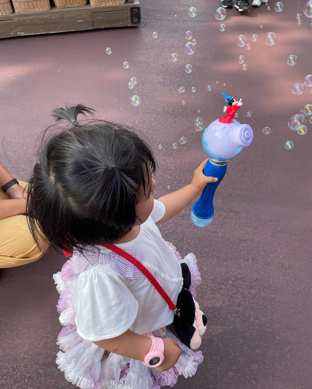 逢月あかりさんのインスタグラム写真 - (逢月あかりInstagram)「ディズニーデビューしてきました👧🏻✨ 私も5年ぶり？くらいのランド✨  色々システムが変わってて難しかったけど念願の美女と野獣にも乗れました✨  子連れで普段は選ばなかった乗り物に乗ってみたら想像以上に楽しかったです♪  キャストの方が娘に沢山話しかけてくれてシールもプレゼントしてもらって嬉しそうだったなぁ👧🏻  早朝に起きてたのに、お昼寝無しで夜までベビーカーにも乗りませんでした😂  私の方が、またすぐにでも行きたくなってる☺️  ミニーの耳は一瞬しかつけてくれなかった。。  #子連れディズニー#ハロウィンディズニー#ディズニーランド#子連れディズニーレポ #ハロウィン#親子ディズニー#ディズニーコーデ #ディズニーハロウィン  #tokyodisneyland #halloween #panpantutu」10月17日 17時48分 - akari.ouzuki