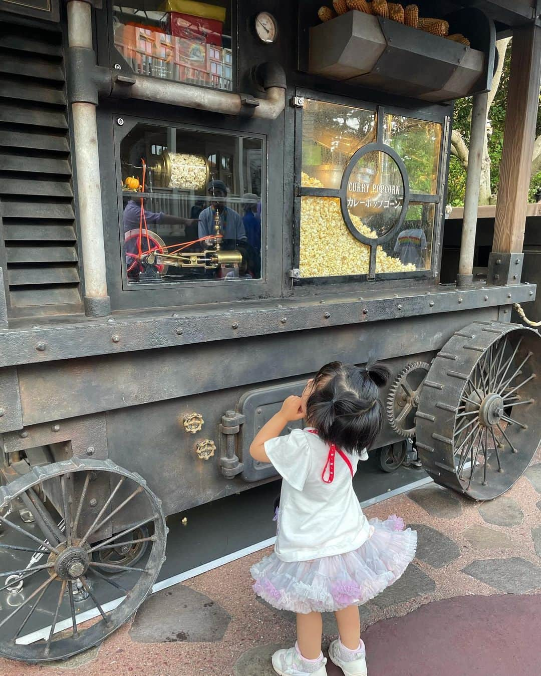 逢月あかりさんのインスタグラム写真 - (逢月あかりInstagram)「ディズニーデビューしてきました👧🏻✨ 私も5年ぶり？くらいのランド✨  色々システムが変わってて難しかったけど念願の美女と野獣にも乗れました✨  子連れで普段は選ばなかった乗り物に乗ってみたら想像以上に楽しかったです♪  キャストの方が娘に沢山話しかけてくれてシールもプレゼントしてもらって嬉しそうだったなぁ👧🏻  早朝に起きてたのに、お昼寝無しで夜までベビーカーにも乗りませんでした😂  私の方が、またすぐにでも行きたくなってる☺️  ミニーの耳は一瞬しかつけてくれなかった。。  #子連れディズニー#ハロウィンディズニー#ディズニーランド#子連れディズニーレポ #ハロウィン#親子ディズニー#ディズニーコーデ #ディズニーハロウィン  #tokyodisneyland #halloween #panpantutu」10月17日 17時48分 - akari.ouzuki