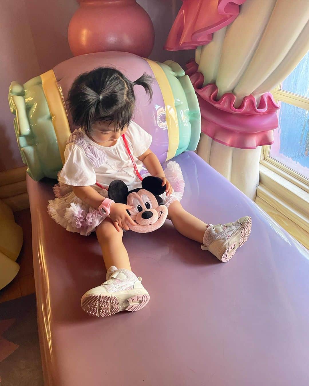 逢月あかりさんのインスタグラム写真 - (逢月あかりInstagram)「ディズニーデビューしてきました👧🏻✨ 私も5年ぶり？くらいのランド✨  色々システムが変わってて難しかったけど念願の美女と野獣にも乗れました✨  子連れで普段は選ばなかった乗り物に乗ってみたら想像以上に楽しかったです♪  キャストの方が娘に沢山話しかけてくれてシールもプレゼントしてもらって嬉しそうだったなぁ👧🏻  早朝に起きてたのに、お昼寝無しで夜までベビーカーにも乗りませんでした😂  私の方が、またすぐにでも行きたくなってる☺️  ミニーの耳は一瞬しかつけてくれなかった。。  #子連れディズニー#ハロウィンディズニー#ディズニーランド#子連れディズニーレポ #ハロウィン#親子ディズニー#ディズニーコーデ #ディズニーハロウィン  #tokyodisneyland #halloween #panpantutu」10月17日 17時48分 - akari.ouzuki