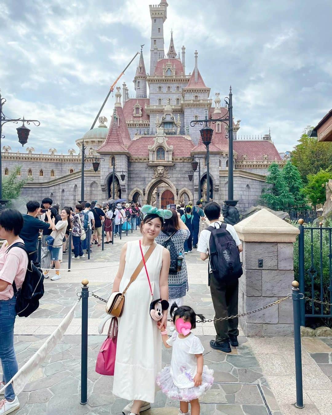 逢月あかりさんのインスタグラム写真 - (逢月あかりInstagram)「ディズニーデビューしてきました👧🏻✨ 私も5年ぶり？くらいのランド✨  色々システムが変わってて難しかったけど念願の美女と野獣にも乗れました✨  子連れで普段は選ばなかった乗り物に乗ってみたら想像以上に楽しかったです♪  キャストの方が娘に沢山話しかけてくれてシールもプレゼントしてもらって嬉しそうだったなぁ👧🏻  早朝に起きてたのに、お昼寝無しで夜までベビーカーにも乗りませんでした😂  私の方が、またすぐにでも行きたくなってる☺️  ミニーの耳は一瞬しかつけてくれなかった。。  #子連れディズニー#ハロウィンディズニー#ディズニーランド#子連れディズニーレポ #ハロウィン#親子ディズニー#ディズニーコーデ #ディズニーハロウィン  #tokyodisneyland #halloween #panpantutu」10月17日 17時48分 - akari.ouzuki