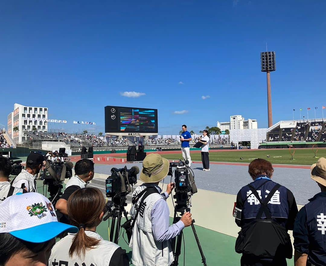 宮下純一のインスタグラム：「「燃ゆる感動鹿児島国体」総合閉会式のMC無事に終わりました🎤😄KKBの小田アナウンサーに助けられてオンタイムでしっかりやり切れました‼️天気も最高！桜島も選手の皆さんを激励するかの如く綺麗な噴煙をあげてくれました‼️思い続けてきた3年越しの開催に涙でした🥲たくさんの方にも来場いただきありがとうございました‼️選手の胸に熱く刻まれたと思います‼️全国障害者スポーツ大会も盛り上がってくれるといいなぁー😄そして本日10/17に40歳になりました！新たなスタート皆さんよろしくお願いいたします😃 #燃ゆる感動かごしま国体 #総合閉会式 #mc #ポロシャツインも気にしない」