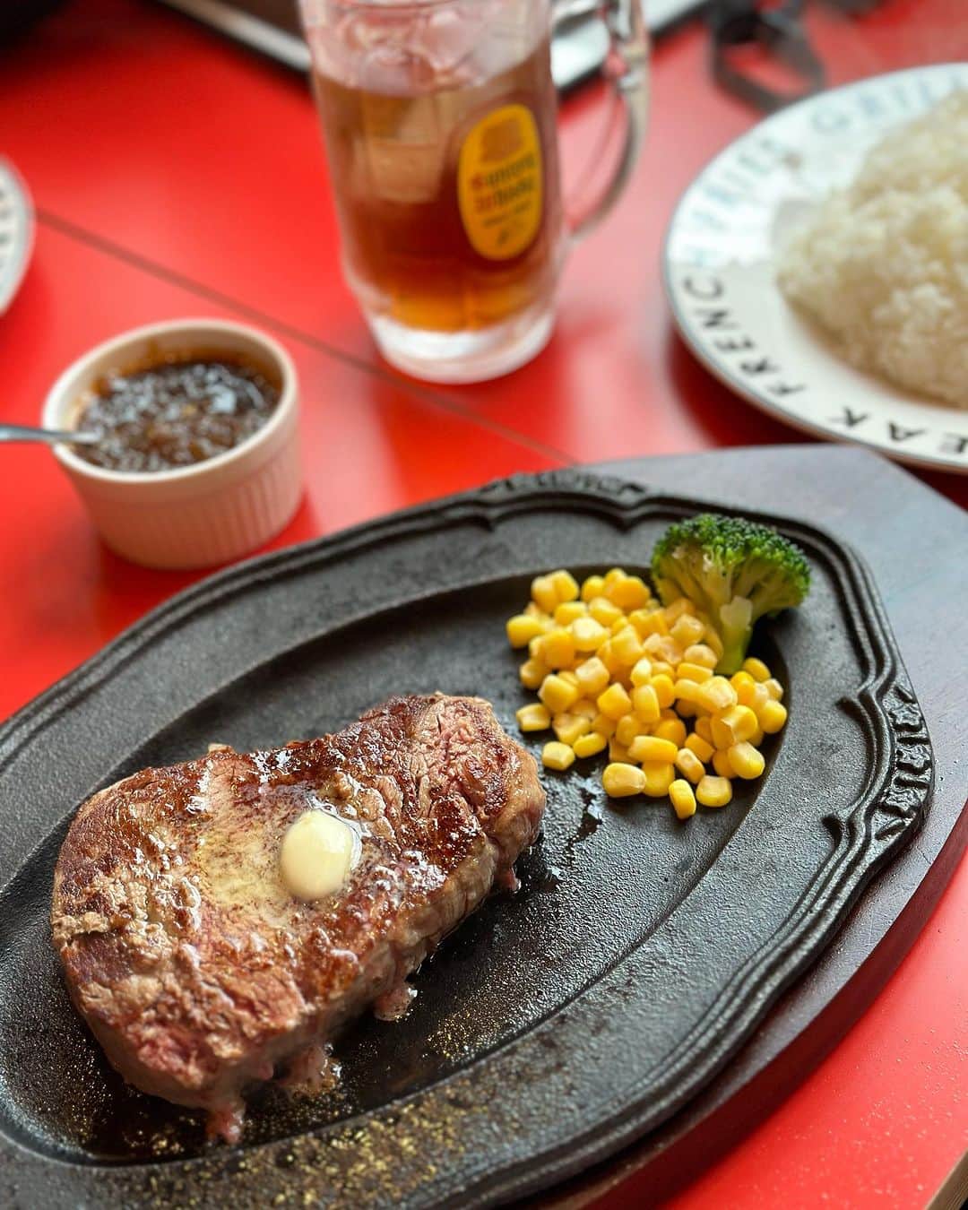 奥山絵里奈さんのインスタグラム写真 - (奥山絵里奈Instagram)「五反田で有名なステーキハウス ベラス🥩  が所沢にもオープンしたということで行ってきました👏  お店オススメの クイーンステーキ（ヒレ）1/2ポンドを注文✨  ステーキを久々に食べるので テンションが上がる🥹🥹🥹  分厚くて大きいステーキが 登場🥹  ナイフがいらないくらい 柔らかくて 全然噛まなくて食べられる すご〜く柔らかい食感🥹  ステーキダレにつけても美味しいし  シンプルに塩と食べても凄く美味しかった〜🥹  柔らかいので 子供が沢山欲しがって焦る笑  子供には 牛すじのカレーも頼みましたが これまた辛すぎず （辛さは自分で調整するタイプ） 凄く美味しかった〜🍛 子供も気に入って沢山食べてくれました🥰  どれも美味しくてペロリ😋  最高に美味しいステーキを食べたい方必見です！！  PR @brase_tokorozawa #ベラス所沢店 #steakhousebrase #ステーキハウス #新所沢グルメ #新所沢ランチ #新所沢ディナー #ステーキランチ #ステーキディナー#所沢グルメ #所沢ランチ #所沢ディナー #ステーキディナー #ステーキランチ #ステーキ好きな人と繋がりたい #子連れランチ #子連れディナー」10月17日 17時49分 - erinaokuyama