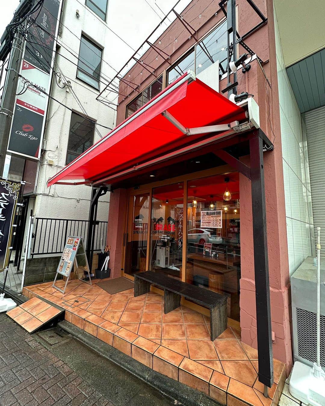 奥山絵里奈さんのインスタグラム写真 - (奥山絵里奈Instagram)「五反田で有名なステーキハウス ベラス🥩  が所沢にもオープンしたということで行ってきました👏  お店オススメの クイーンステーキ（ヒレ）1/2ポンドを注文✨  ステーキを久々に食べるので テンションが上がる🥹🥹🥹  分厚くて大きいステーキが 登場🥹  ナイフがいらないくらい 柔らかくて 全然噛まなくて食べられる すご〜く柔らかい食感🥹  ステーキダレにつけても美味しいし  シンプルに塩と食べても凄く美味しかった〜🥹  柔らかいので 子供が沢山欲しがって焦る笑  子供には 牛すじのカレーも頼みましたが これまた辛すぎず （辛さは自分で調整するタイプ） 凄く美味しかった〜🍛 子供も気に入って沢山食べてくれました🥰  どれも美味しくてペロリ😋  最高に美味しいステーキを食べたい方必見です！！  PR @brase_tokorozawa #ベラス所沢店 #steakhousebrase #ステーキハウス #新所沢グルメ #新所沢ランチ #新所沢ディナー #ステーキランチ #ステーキディナー#所沢グルメ #所沢ランチ #所沢ディナー #ステーキディナー #ステーキランチ #ステーキ好きな人と繋がりたい #子連れランチ #子連れディナー」10月17日 17時49分 - erinaokuyama