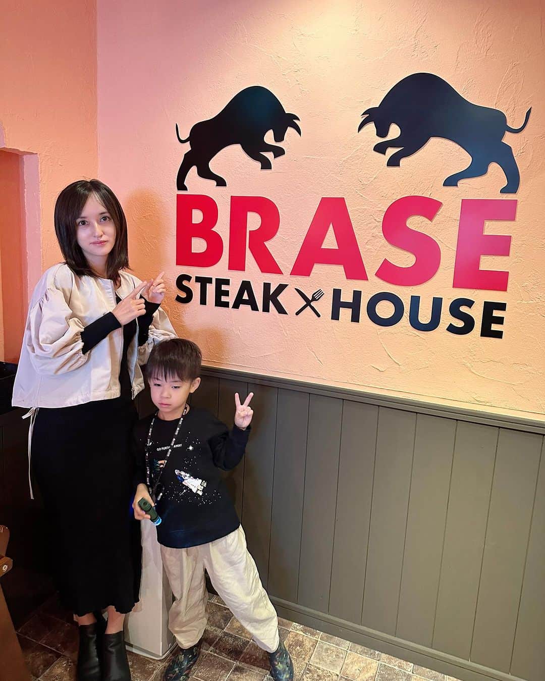 奥山絵里奈さんのインスタグラム写真 - (奥山絵里奈Instagram)「五反田で有名なステーキハウス ベラス🥩  が所沢にもオープンしたということで行ってきました👏  お店オススメの クイーンステーキ（ヒレ）1/2ポンドを注文✨  ステーキを久々に食べるので テンションが上がる🥹🥹🥹  分厚くて大きいステーキが 登場🥹  ナイフがいらないくらい 柔らかくて 全然噛まなくて食べられる すご〜く柔らかい食感🥹  ステーキダレにつけても美味しいし  シンプルに塩と食べても凄く美味しかった〜🥹  柔らかいので 子供が沢山欲しがって焦る笑  子供には 牛すじのカレーも頼みましたが これまた辛すぎず （辛さは自分で調整するタイプ） 凄く美味しかった〜🍛 子供も気に入って沢山食べてくれました🥰  どれも美味しくてペロリ😋  最高に美味しいステーキを食べたい方必見です！！  PR @brase_tokorozawa #ベラス所沢店 #steakhousebrase #ステーキハウス #新所沢グルメ #新所沢ランチ #新所沢ディナー #ステーキランチ #ステーキディナー#所沢グルメ #所沢ランチ #所沢ディナー #ステーキディナー #ステーキランチ #ステーキ好きな人と繋がりたい #子連れランチ #子連れディナー」10月17日 17時49分 - erinaokuyama