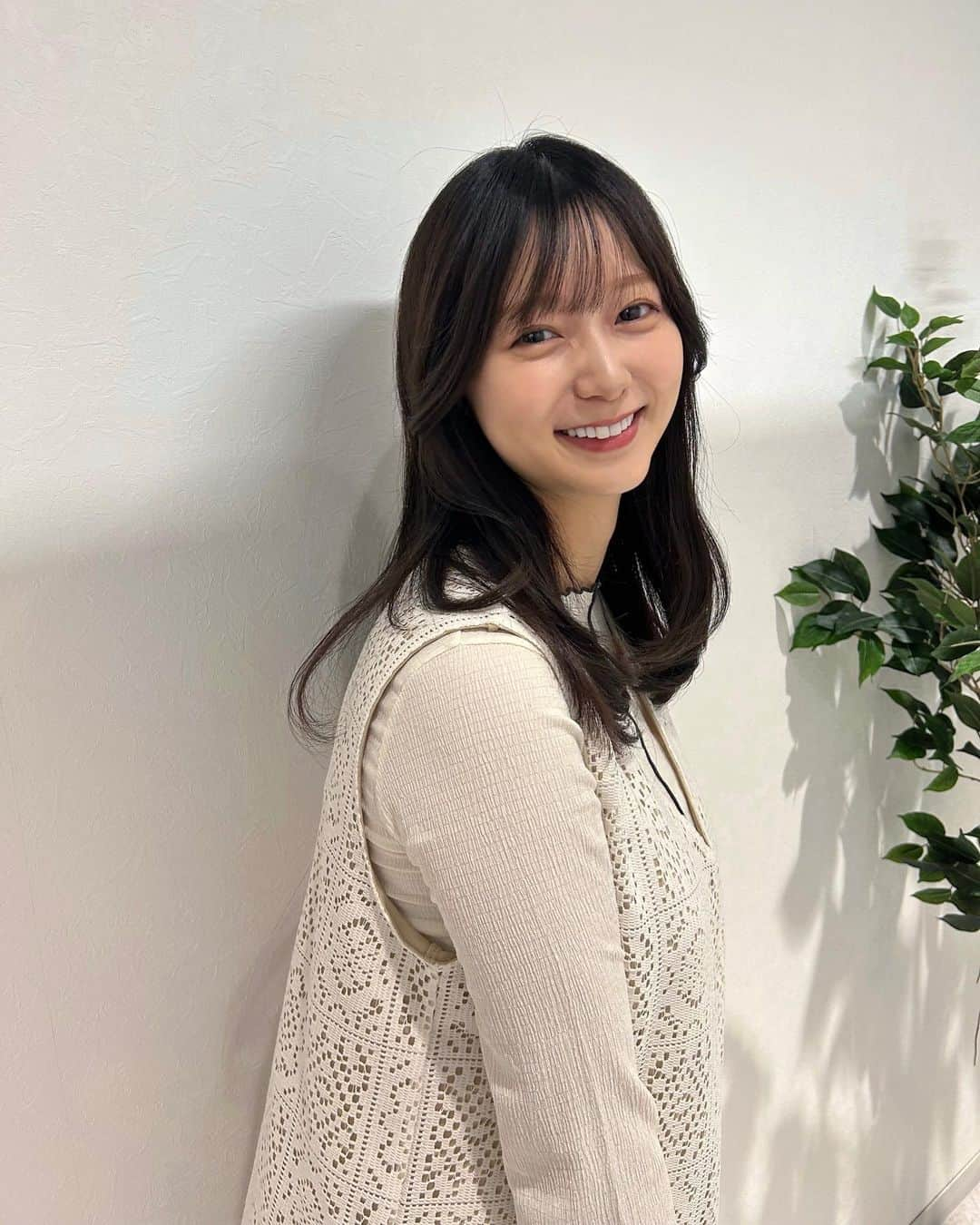 吉田悠希のインスタグラム：「♡ 結婚式が終わったので 少しカットして、髪の量を減らしてもらいました💇‍♀️ すっきり〜！ 髪色は地毛に戻し中…🖤🩶 ⁡ ⁡ 夏からずっと着ていたお腹ゆるめの ノースリーブのワンピース、 中を長袖にしたらまだ着れる😌💭 ⁡ ⁡ ⁡ #暗髪カラー #黒髪ロング #マタニティコーデ #マタニティファッション #妊娠後期 #プレママ #妊娠8ヶ月 #妊婦コーデ #女の子ママ #黒髪アレンジ #ジャンパースカート」