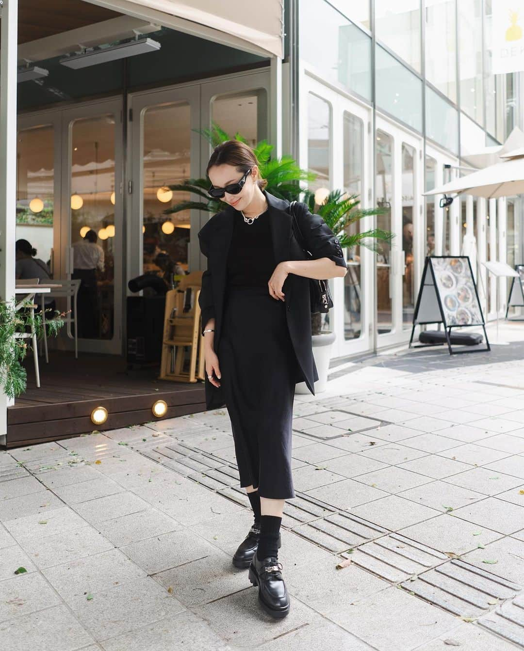 翁安芸さんのインスタグラム写真 - (翁安芸Instagram)「🖤🖤🖤  Jacket #timelesswoman  Skirt #vince Sunglasses&Bag #prada #プラダ Shoes #hermes #hermesshoes  Necklace #fivethirtypark  Socks #commedesgarcons   #akiweng #翁安芸 #tokyo #outfit #allblackoutfit #25ans #連載 #ヴァンサンカン」10月17日 17時50分 - akinyc