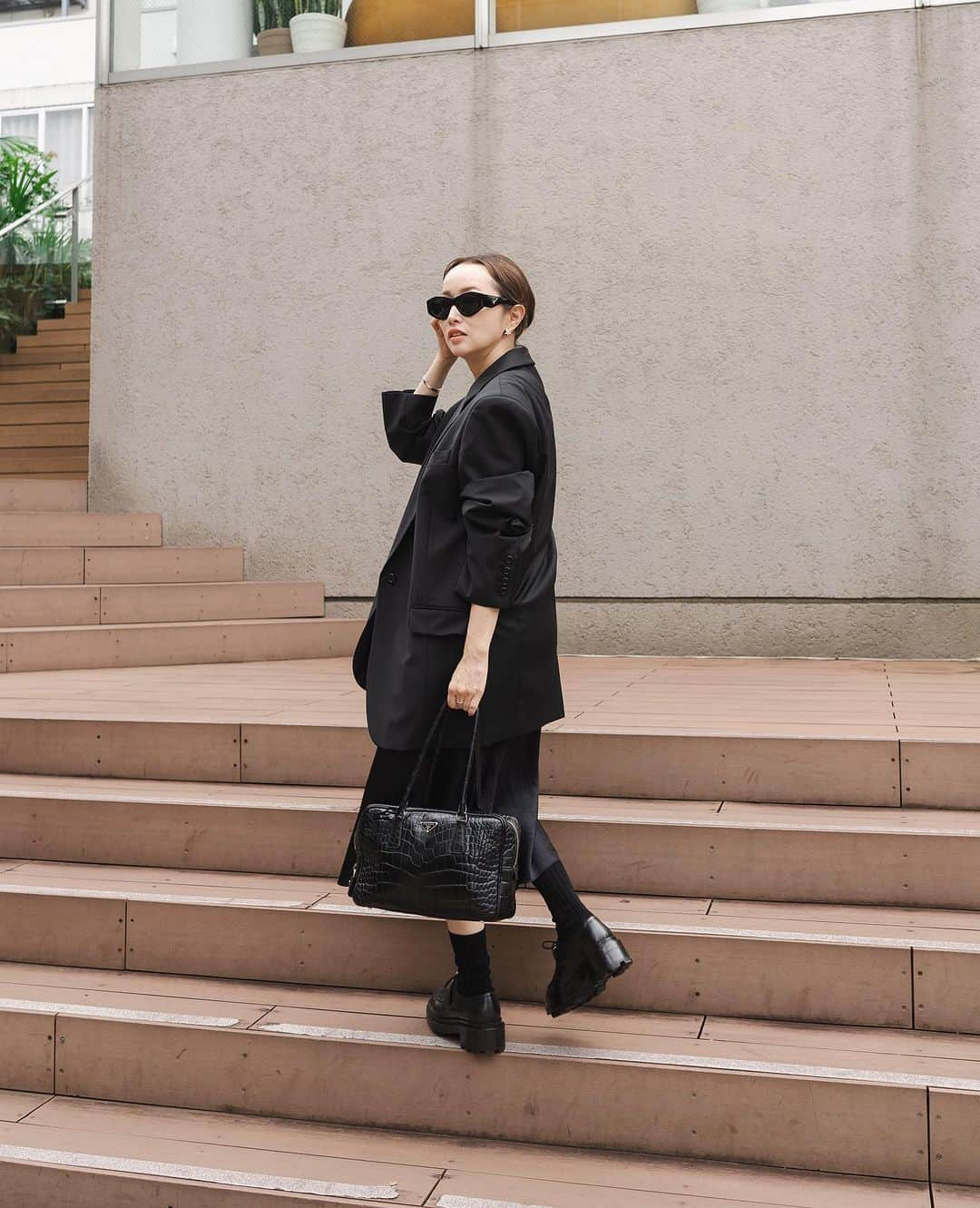 翁安芸さんのインスタグラム写真 - (翁安芸Instagram)「🖤🖤🖤  Jacket #timelesswoman  Skirt #vince Sunglasses&Bag #prada #プラダ Shoes #hermes #hermesshoes  Necklace #fivethirtypark  Socks #commedesgarcons   #akiweng #翁安芸 #tokyo #outfit #allblackoutfit #25ans #連載 #ヴァンサンカン」10月17日 17時50分 - akinyc