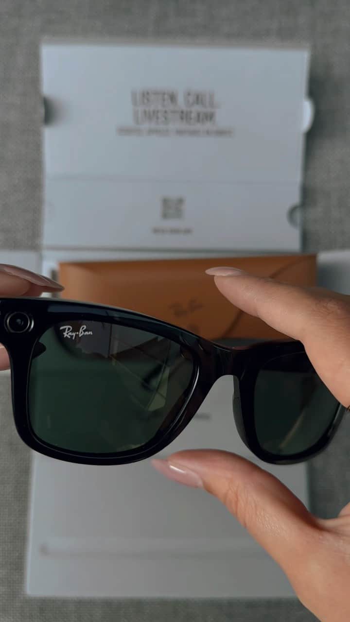 レイバンのインスタグラム：「The wait is over 📣 get your #RayBanMeta now! The next generation of smart glasses 🕶️: LISTEN, CALL, CAPTURE, LIVESTREAM AND ASK META AI*. Link in bio.  *Currently available in the US, and coming soon to other countries.」