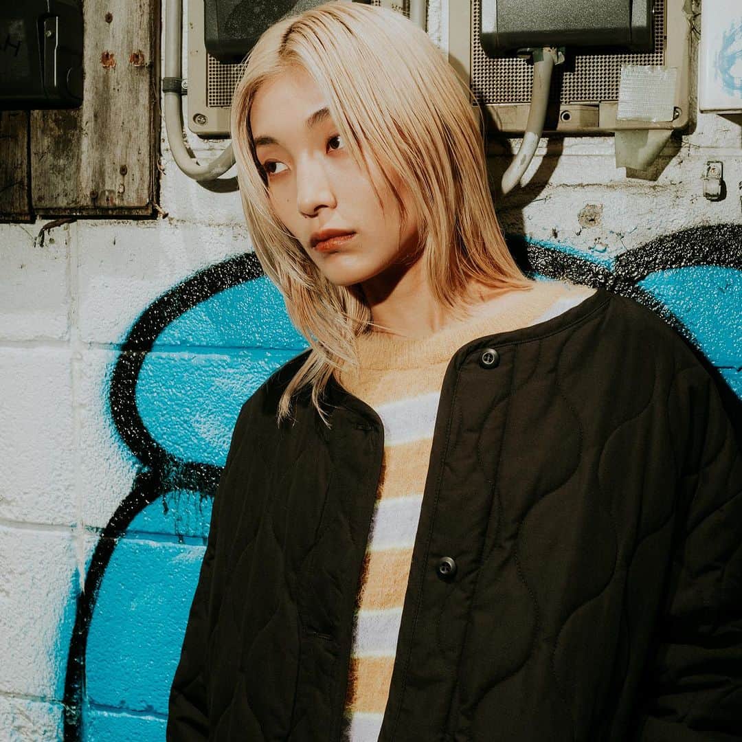 RVCA Japanのインスタグラム：「コットンとポリエステルの混紡素材を使用したキルトジャケット。アウターとしてはもちろん、インナーとしても最適な厚みとノーカラーのデザインで、タートルネックやフーディーなどさまざまなレイヤードコーデも楽しむことができます。襟下と右裾にタグが施されています。」