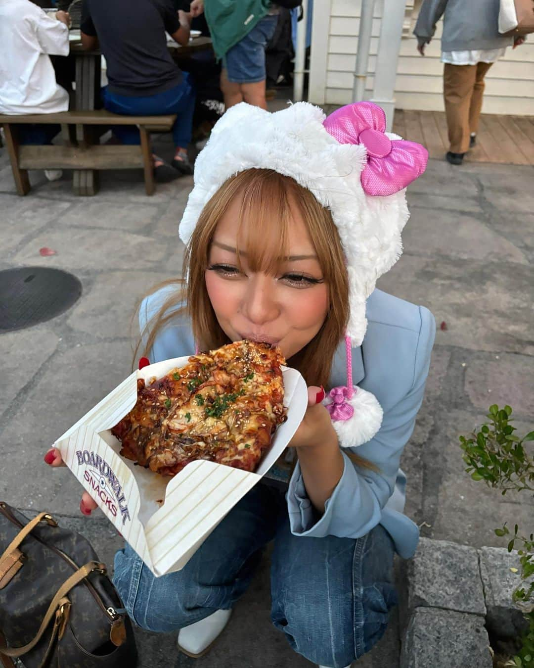 AiRi（前川愛莉）のインスタグラム：「🍕🍕🍕 . . . いっぱい頬張るあいり。 . . . . . #egg #ギャル #ダンサー #キティ #ユニバ  #頬張る #いっぱい食べた #ピザ #ホラーナイト  #ユニバーサルスタジオジャパン #大阪」