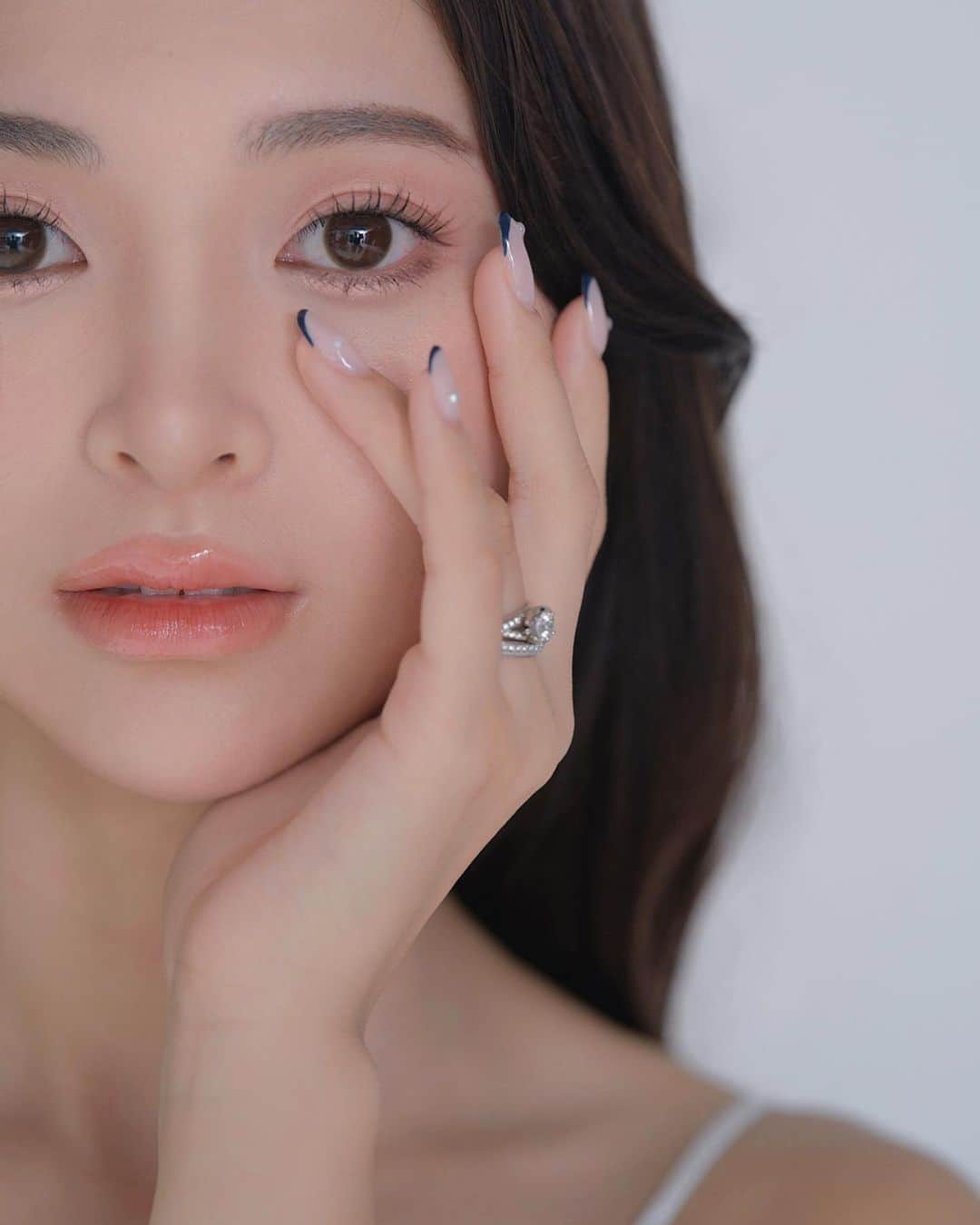 岸本沙季さんのインスタグラム写真 - (岸本沙季Instagram)「〈ご報告〉  私事で大変恐縮ではございますが、かねてよりお付き合いさせて頂いている方と結婚する運びとなりました。 まだまだ未熟ですが、共に幸せな家庭を築いていきたいと思います。 「岸本沙季」として様々なことを経験し沢山の方に出会えたこと、多くの方に知って頂けたことを心から幸せに思います。 引き続きSNSは自分のペースで更新していきますので、温かい目で見守って頂けると嬉しいです。  また、入籍に伴い都内に引越し致しました。新たな土地で、また素敵な出会いと経験に恵まれますように🕊  #入籍」10月17日 18時00分 - saki__kishimoto