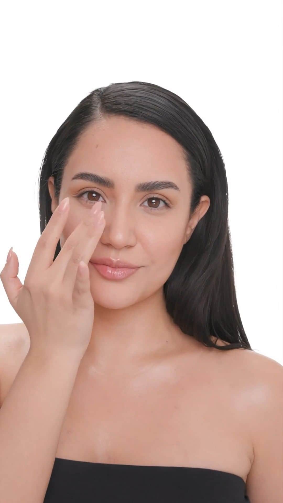 M·A·C Cosmetics Deutschlandのインスタグラム：「What a natural Beauty!! ✨ #Throwback zu unserer #MACFutureFace Kampagne und einer unserer GewinnerInnen @mexicanaenalemaniaoficial. Ihr Liebling? Unser Strobe Dewy Skin Tint 🔥」