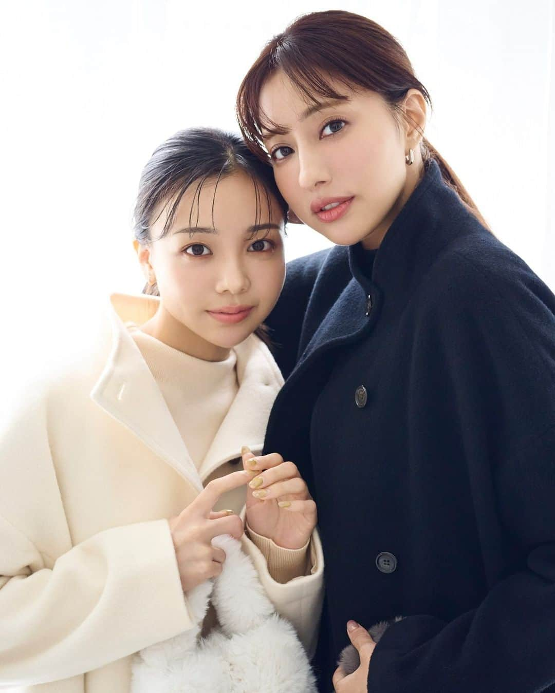 NATURAL BEAUTY BASICのインスタグラム：「Sister's Outer Look  愛甲千笑美さんと、ひかりさんの姉妹共演で贈る、 NBBのアウターコレクション。2人が着こなす、 レディでドラマチックなコートStyleは必見です♡  ＜Hikari 155cm＞  ■ボトルネックハーフコート(Sサイズ着用) ¥19,910 tax in size:S/M color:アイボリー/クロ/モカチャコール/ライトモカ  #0173255010  ■マトンスリーブミニニットワンピース(Sサイズ着用) ¥11,990 tax in size:S/M color:アイボリー/クロ/ラベンダーグレー/ピンクブラウン/グリーン #0173247052  ＜Chiemi 166cm＞  ■ボトルネックハーフコート(Mサイズ着用) ¥19,910 tax in size:S/M color:アイボリー/クロ/モカチャコール/ライトモカ  #0173255010  ■マトンスリーブミニニットワンピース(Mサイズ着用) ¥11,990 tax in size:S/M color:アイボリー/クロ/ラベンダーグレー/ピンクブラウン/グリーン #0173247052  ---------------------------------  愛甲千笑美さんと、ひかりさんの姉妹共演で贈る、 NBBのアウターコレクション。 ボリュームファーが印象的なノーカラーコート、 こなれ感たっぷりのショールカラーコートetc.2人が着こなす、 レディでドラマチックなコートStyleは必見。 Sサイズさんでもバランスのいいスタイリングが叶う、 ひかりさん着用のpetit size collectionにも注目です。  詳しくはプロフィールのURLから webカタログをぜひチェックしてみてください♪  #愛甲千笑美 さん #愛甲ひかり さん #姉妹コーデ #リンクコーデ #双子コーデ #ハーフコート #オーバーコート #小柄さん  #秋コーデ #アウター #コート #モノトーンコーデ #お出かけコーデ #オフィスコーデ #オフィスカジュアル #通勤コーデ #大人可愛い #キャミワンピース #着回しコーデ #きれいめカジュアル #ベーシックコーデ #ベーシック #ナチュラルコーデ #トレンドスタイル #シンプルコーデ #ナチュラルビューティーベーシック #naturalbeautybasic」