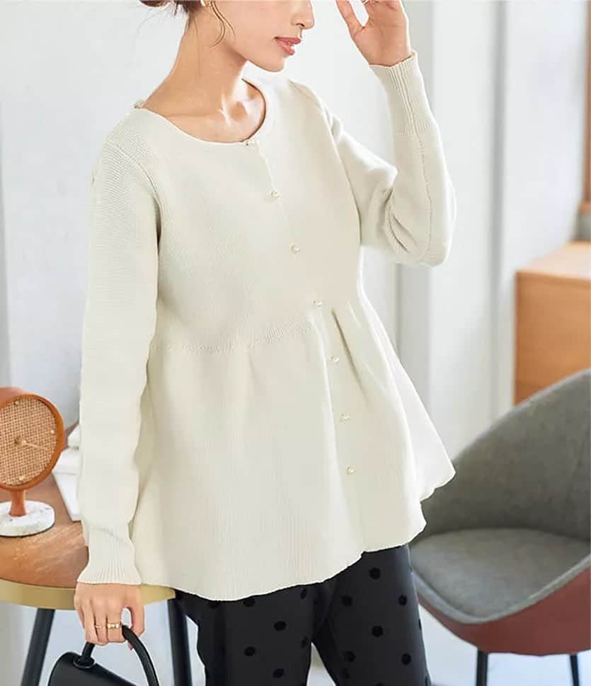 神戸レタスさんのインスタグラム写真 - (神戸レタスInstagram)「【NEW ARRIVAL✨】  1枚で着映えるペプラムシルエット🤍 上品さのあるカーディガンが発売しました☺️✨  ボディラインを拾わずしっかり 体型カバーしつつ、胸下から広がる シルエットでしっかりスタイルアップ！  トップスでもカーディガンとしても着られて 今の時期にも着やすいぴったりなアイテムです♡  アイテム詳細は商品ページでご確認ください🤲 ーーーーーーーーーーーー #ペプラム #カーディガン C6922 ーーーーーーーーーーーー  ※その他アイテムはモデルさんの私物もございます。 ※完売アイテムもございますのでご了承ください。 . . #kobelettuce#神戸レタス#プチプラコーデ#今日のコーデ#ファッション#ootd#outfit #秋服 #秋コーデ #ティアードブラウス #綺麗めコーデ #カーディガンコーデ #ペプラムトップス #スタイルアップコーデ #着痩せ #着痩せコーデ #オフィスカジュアル #オフィスコーデ」10月17日 18時00分 - kobe_lettuce