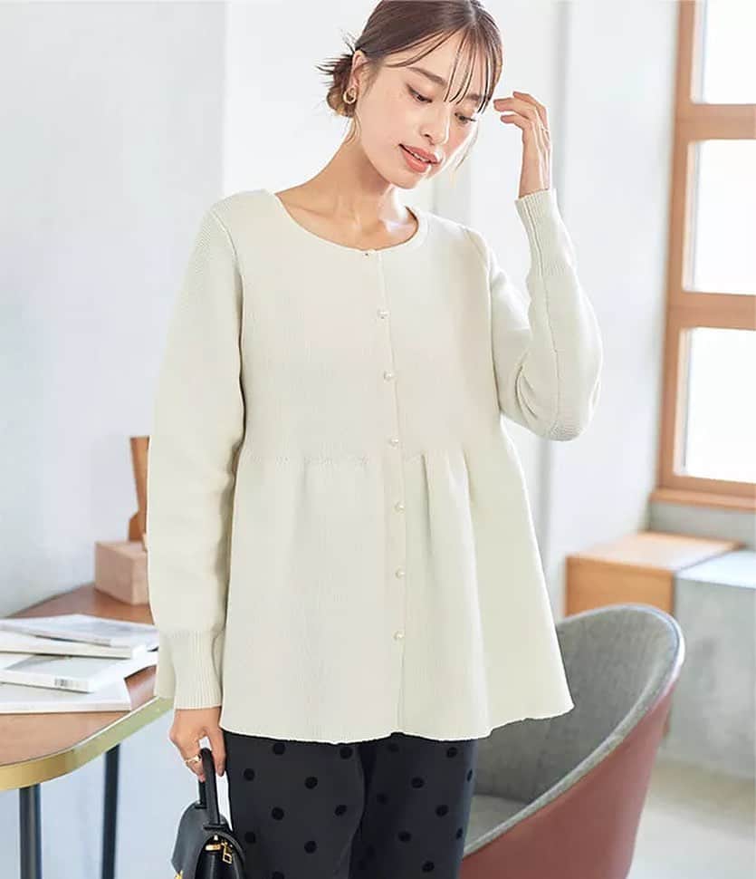 神戸レタスさんのインスタグラム写真 - (神戸レタスInstagram)「【NEW ARRIVAL✨】  1枚で着映えるペプラムシルエット🤍 上品さのあるカーディガンが発売しました☺️✨  ボディラインを拾わずしっかり 体型カバーしつつ、胸下から広がる シルエットでしっかりスタイルアップ！  トップスでもカーディガンとしても着られて 今の時期にも着やすいぴったりなアイテムです♡  アイテム詳細は商品ページでご確認ください🤲 ーーーーーーーーーーーー #ペプラム #カーディガン C6922 ーーーーーーーーーーーー  ※その他アイテムはモデルさんの私物もございます。 ※完売アイテムもございますのでご了承ください。 . . #kobelettuce#神戸レタス#プチプラコーデ#今日のコーデ#ファッション#ootd#outfit #秋服 #秋コーデ #ティアードブラウス #綺麗めコーデ #カーディガンコーデ #ペプラムトップス #スタイルアップコーデ #着痩せ #着痩せコーデ #オフィスカジュアル #オフィスコーデ」10月17日 18時00分 - kobe_lettuce